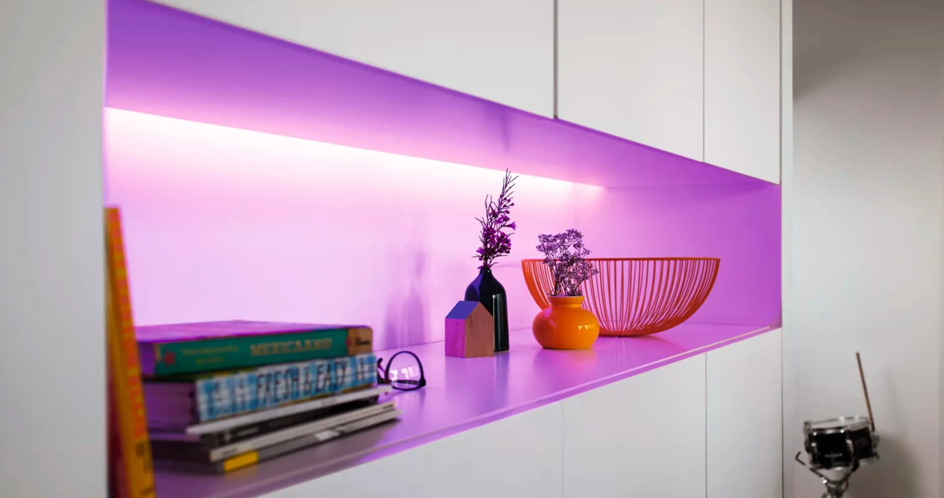Розумна світлодіодна стрічка Philips Hue Plus, 0.5W (20Вт), 2000K-6500K, подовжувач, 1м