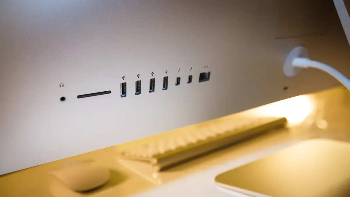 iMac теперь способны сообщать Apple о контакте с жидкостью в портах USB-C