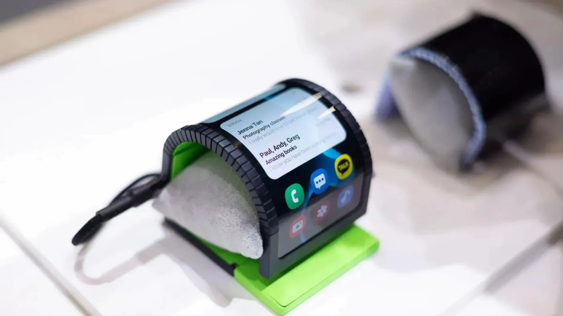 На MWC 2024 Samsung продемонстрував телефон, який можна буде носити на зап’ястку