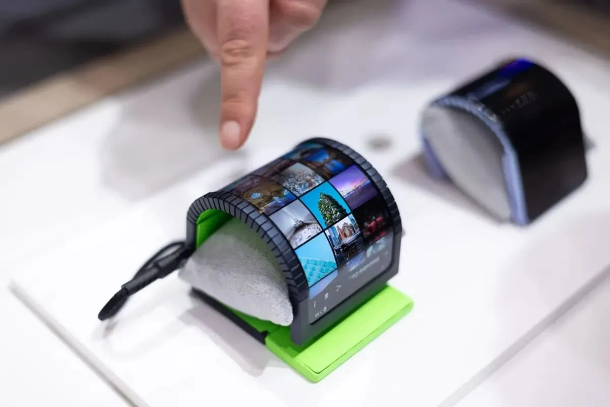 На MWC 2024 Samsung продемонстрировал телефон, который можно будет носить на запястье