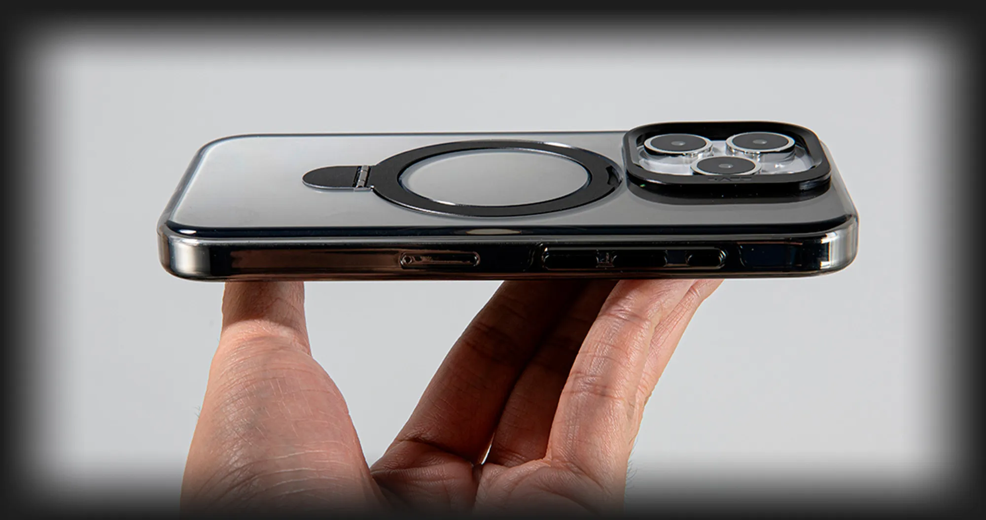 Чехол LAUT Revive Prop Case MagSafe для iPhone 15 (Crystal Black)