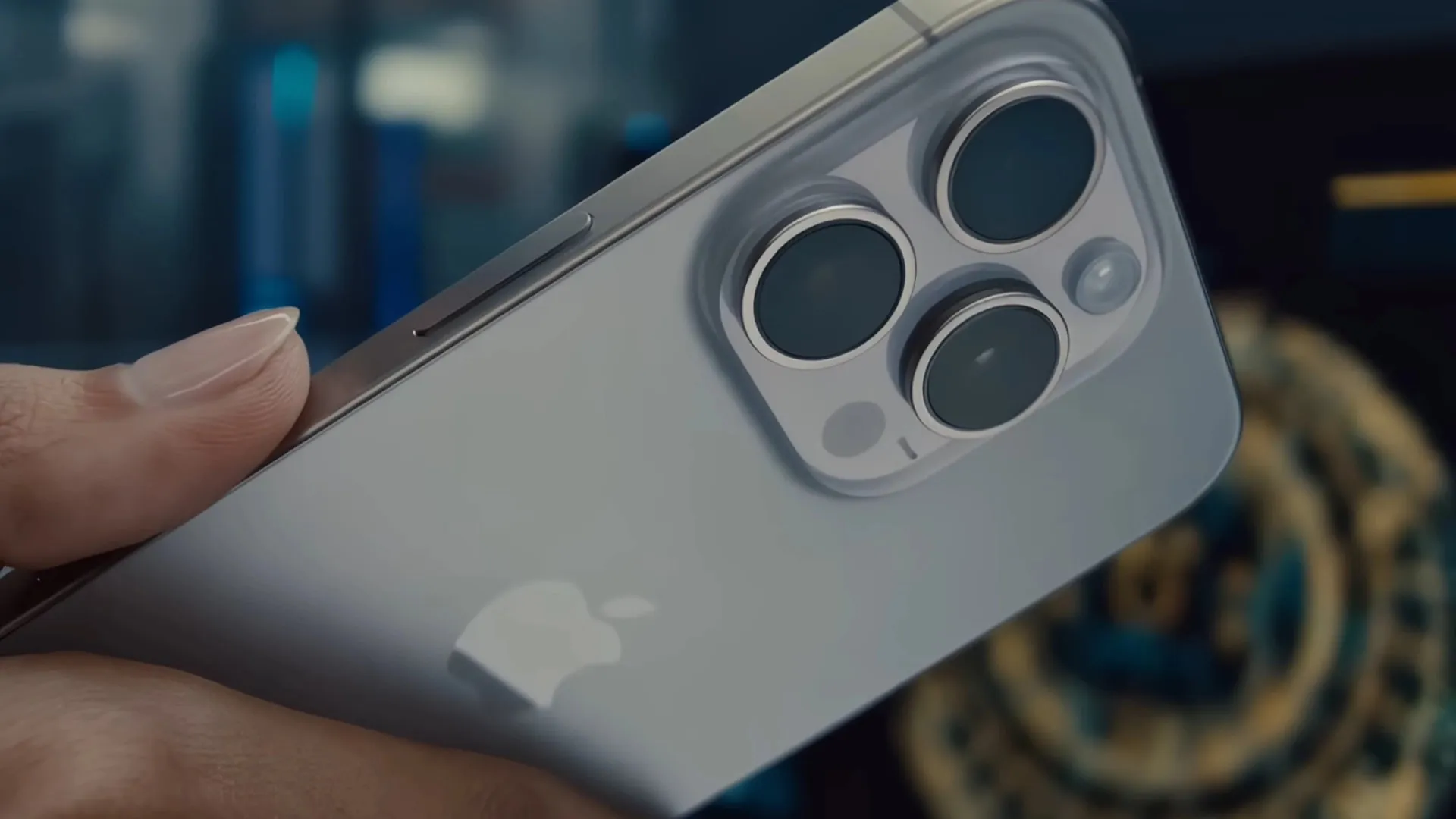 Зарядка iPhone 16