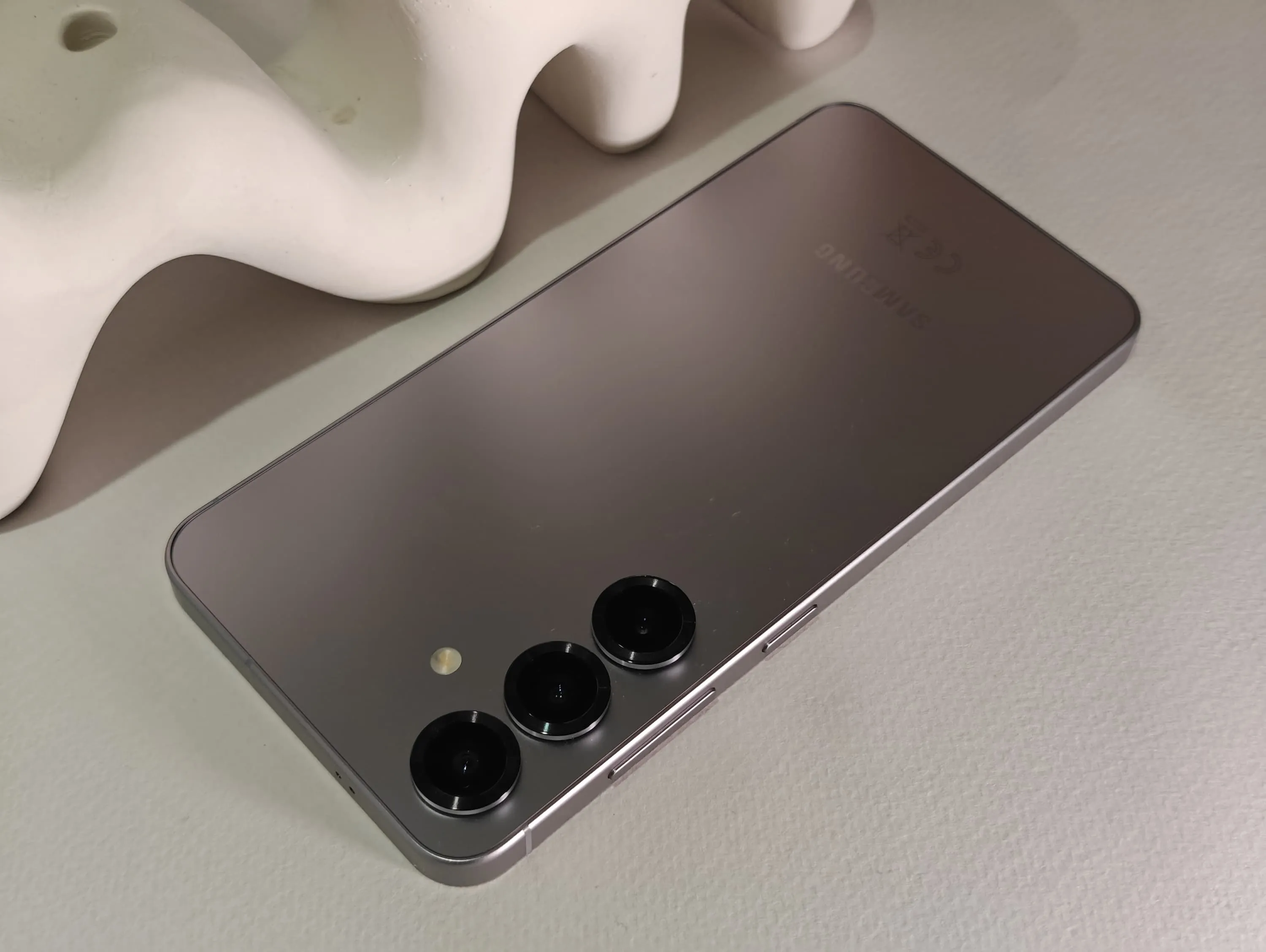Дизайн Samsung Galaxy S25