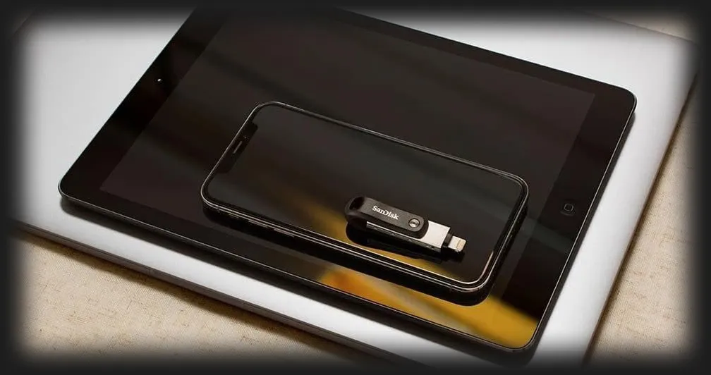 Флеш-накопитель SanDisk iXpand 64GB USB 3.0 Lightning (Silver)