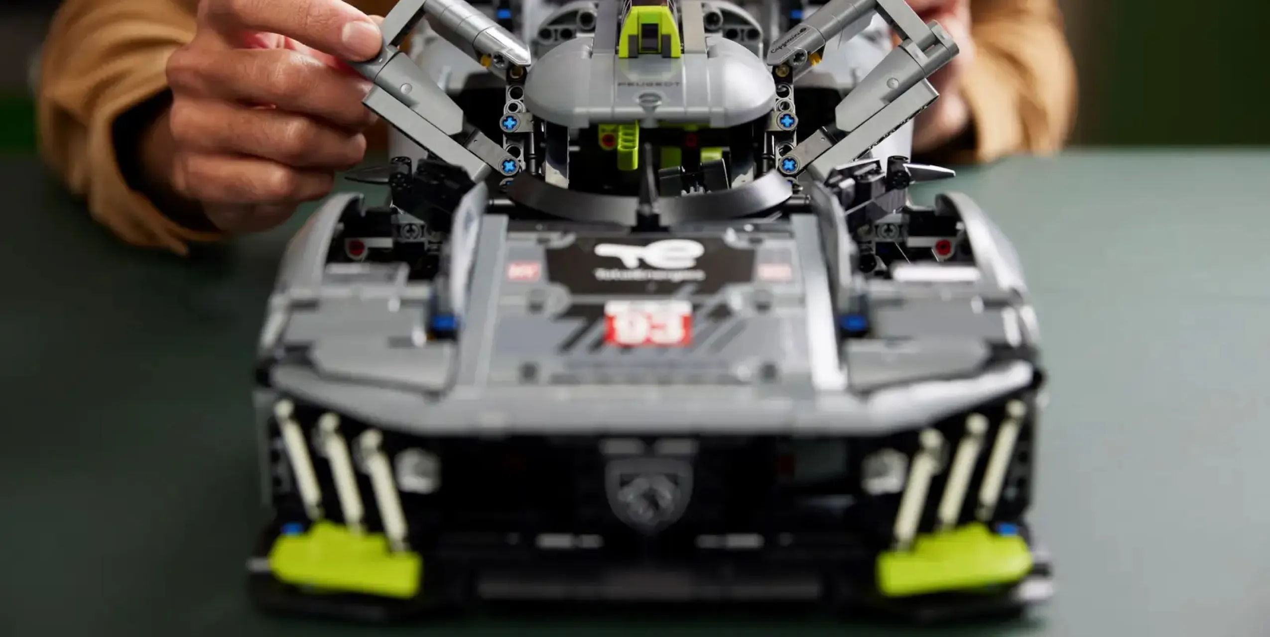 Конструктор LEGO Technic PEUGEOT 9X8 24H Le Mans Hybrid Hypercar (42156)