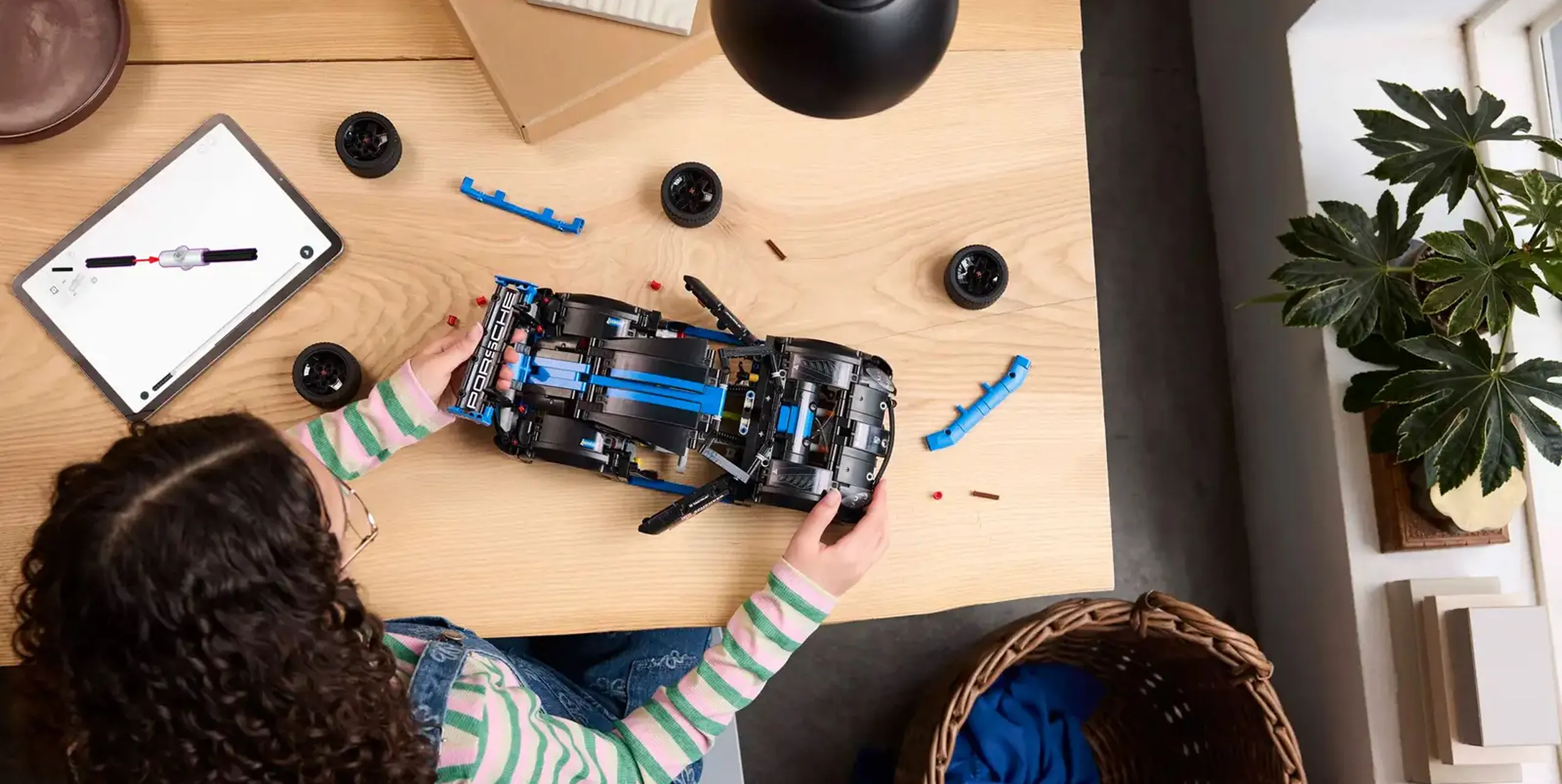 Конструктор LEGO Technic Porsche GT4 E-Performance Race Car (42176)