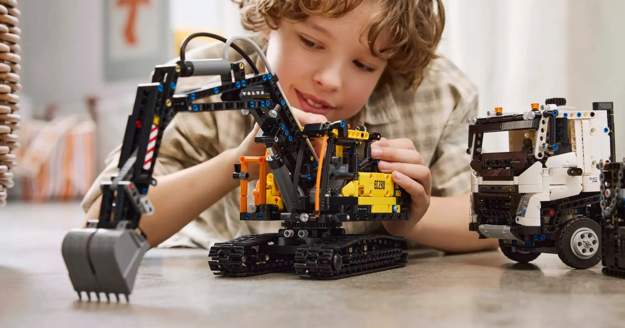 Конструктор LEGO Technic Volvo FMX Truck & EC230 Electric Excavator (42175)