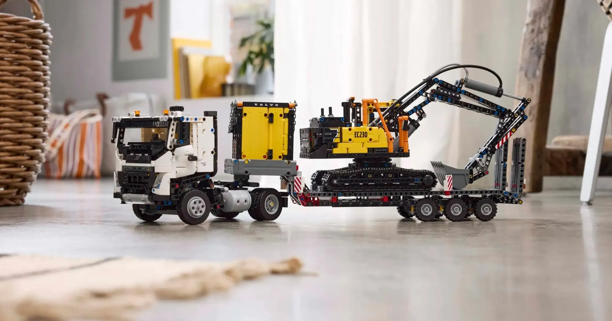 Конструктор LEGO Technic Volvo FMX Truck &amp; EC230 Electric Excavator (42175)