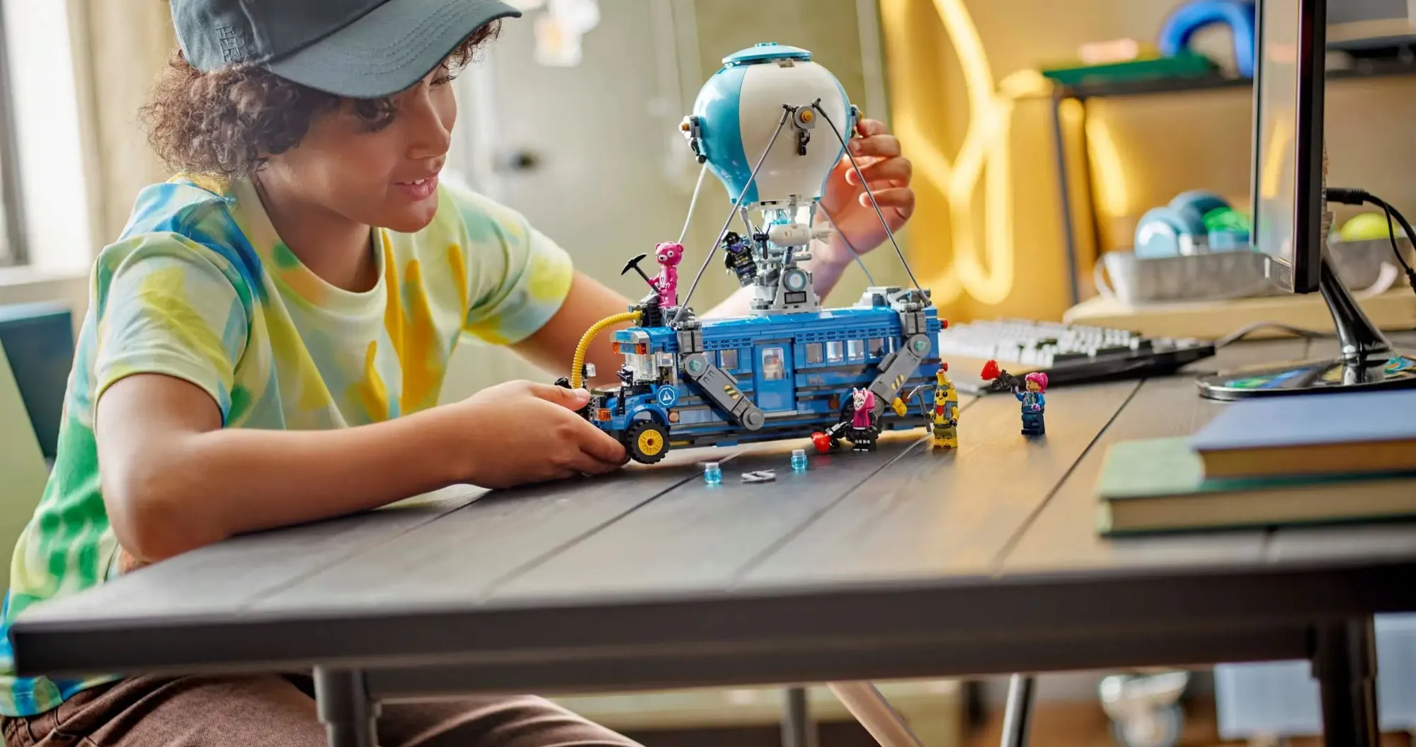 Конструктор LEGO Fortnite Battle Bus (77073)