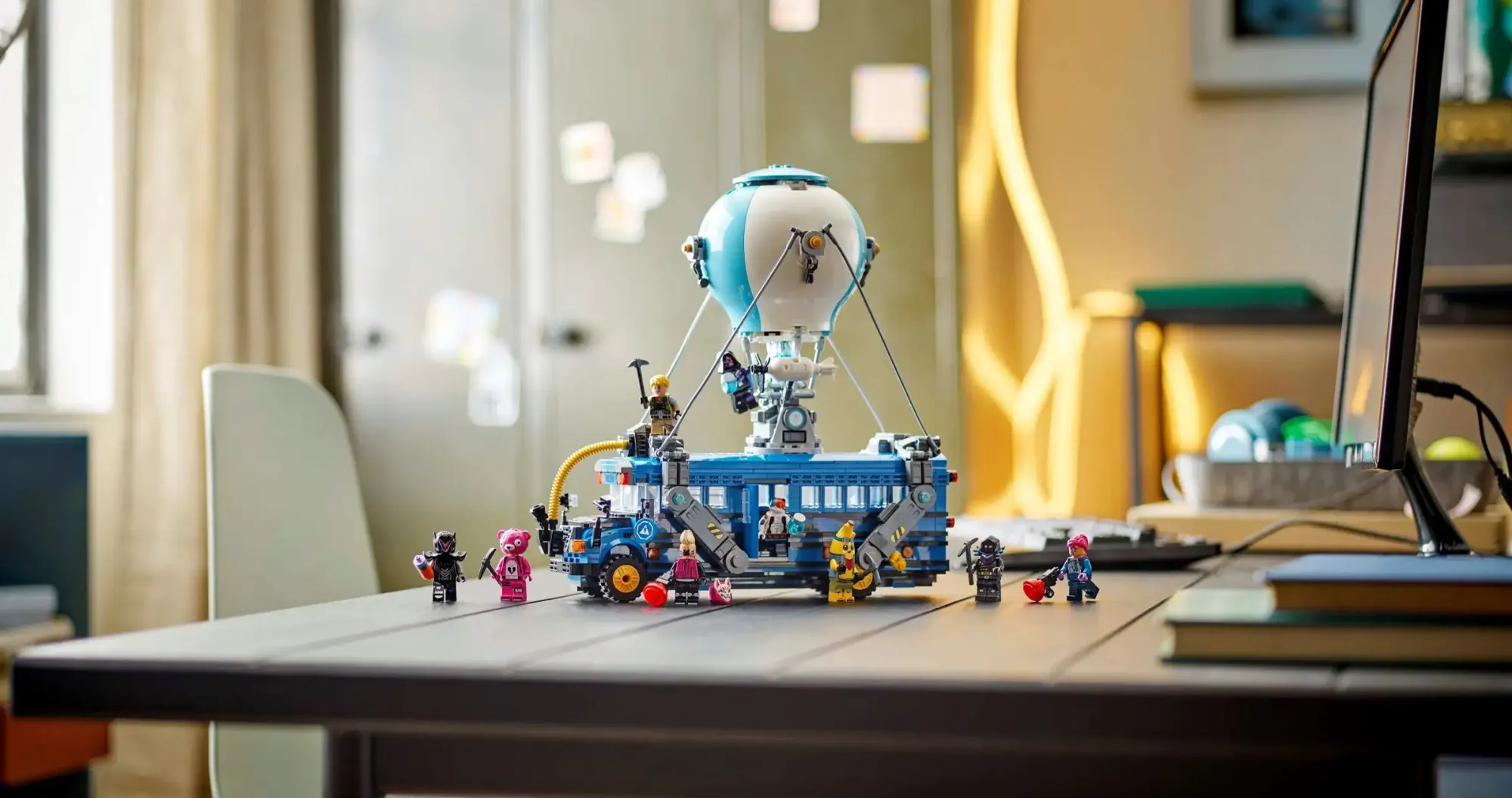 Конструктор LEGO Fortnite Battle Bus (77073)