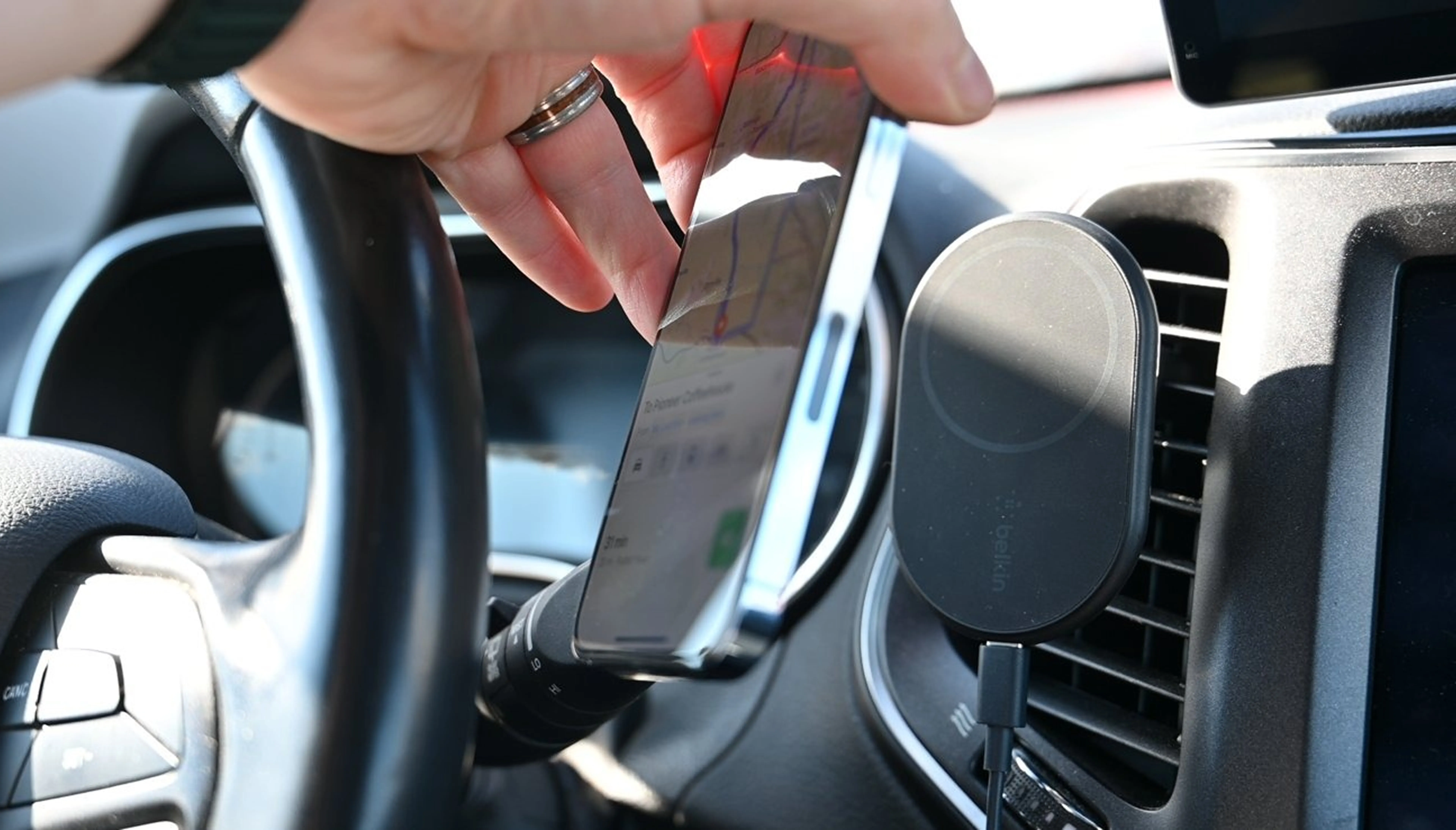Автотримач Belkin Car Mount Magnetic Charging Qi