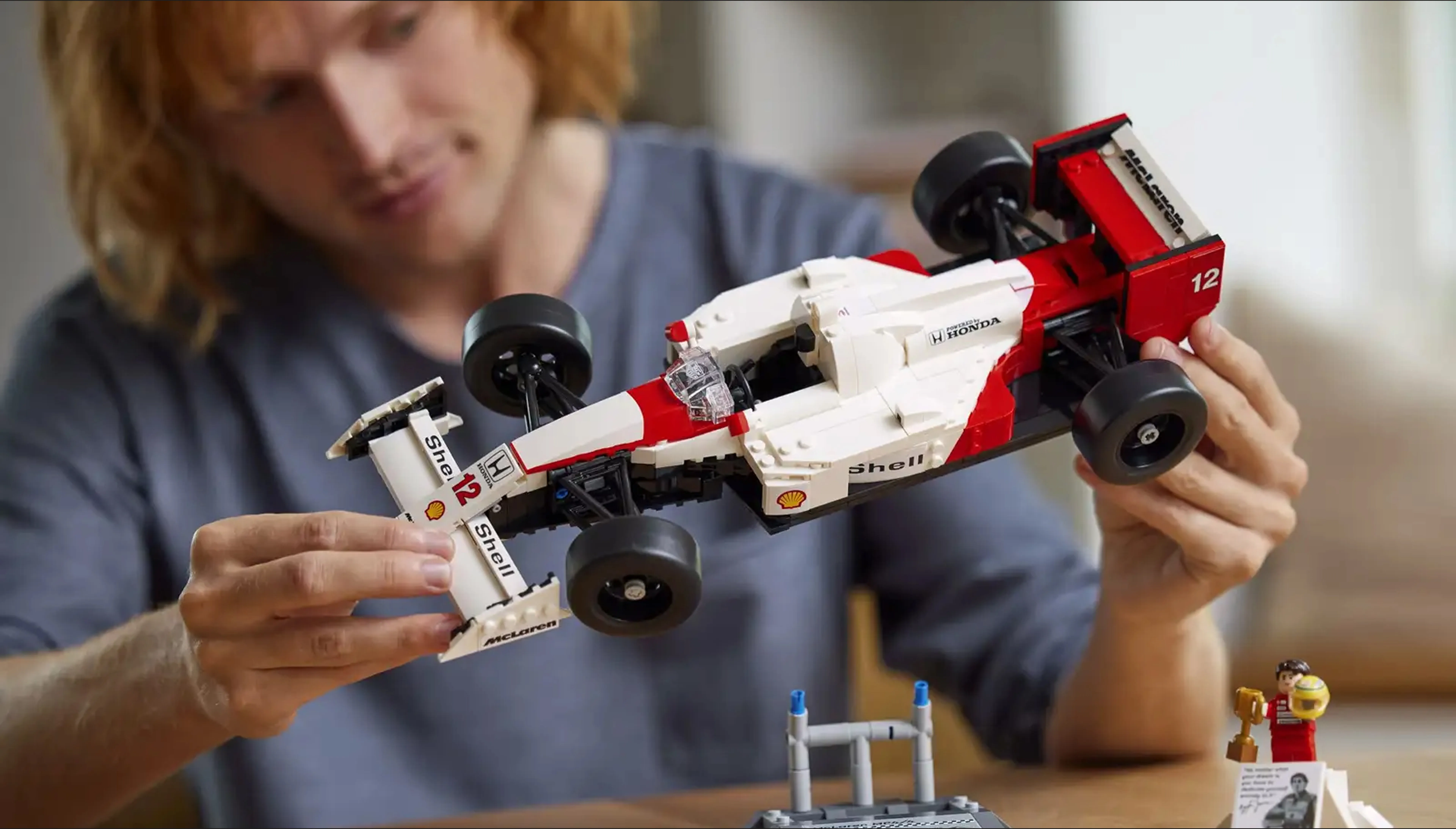 Конструктор LEGO Icons McLaren MP4/4 & Ayrton Senna (10330)