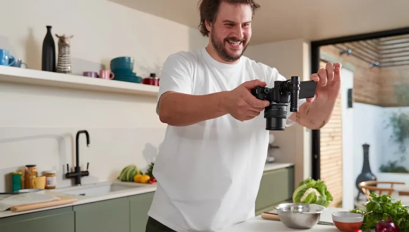 Цифровой фотоаппарат Canon EOS R50 kit RF-S 18-45 IS STM (Black) (5811C033) (Standard)