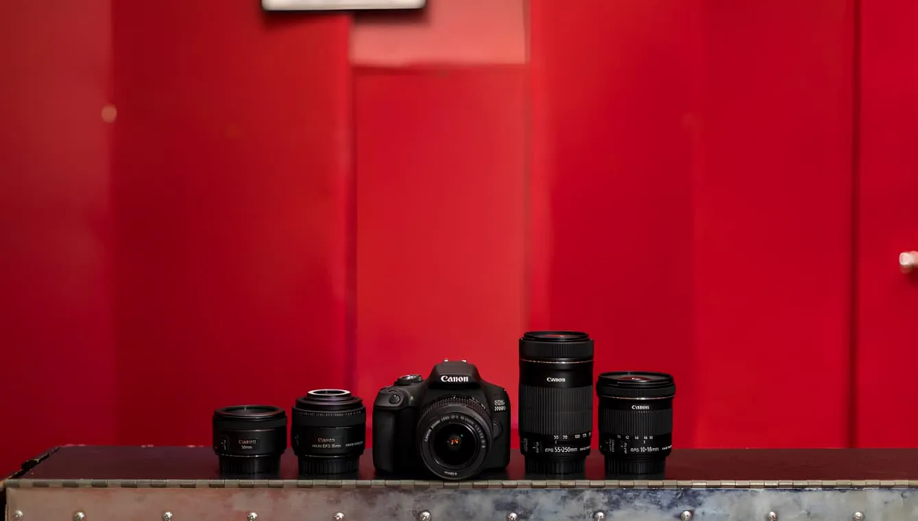 Цифровий фотоапарат Canon EOS 2000D Kit EF-S 18-55mm IS II (2728C008) (Standard)