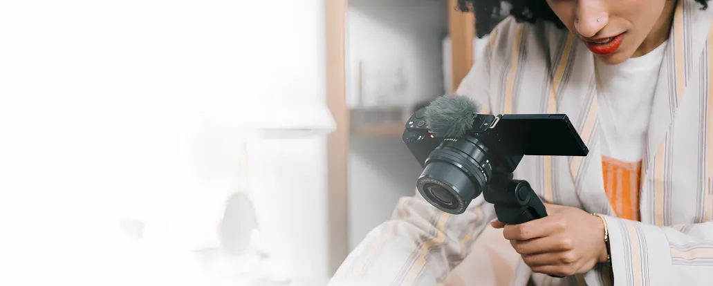 Цифровий фотоапарат Sony ZV-E10 Kit 16-50mm (Black) (ILCZVE10LB.CEC) (Standard)