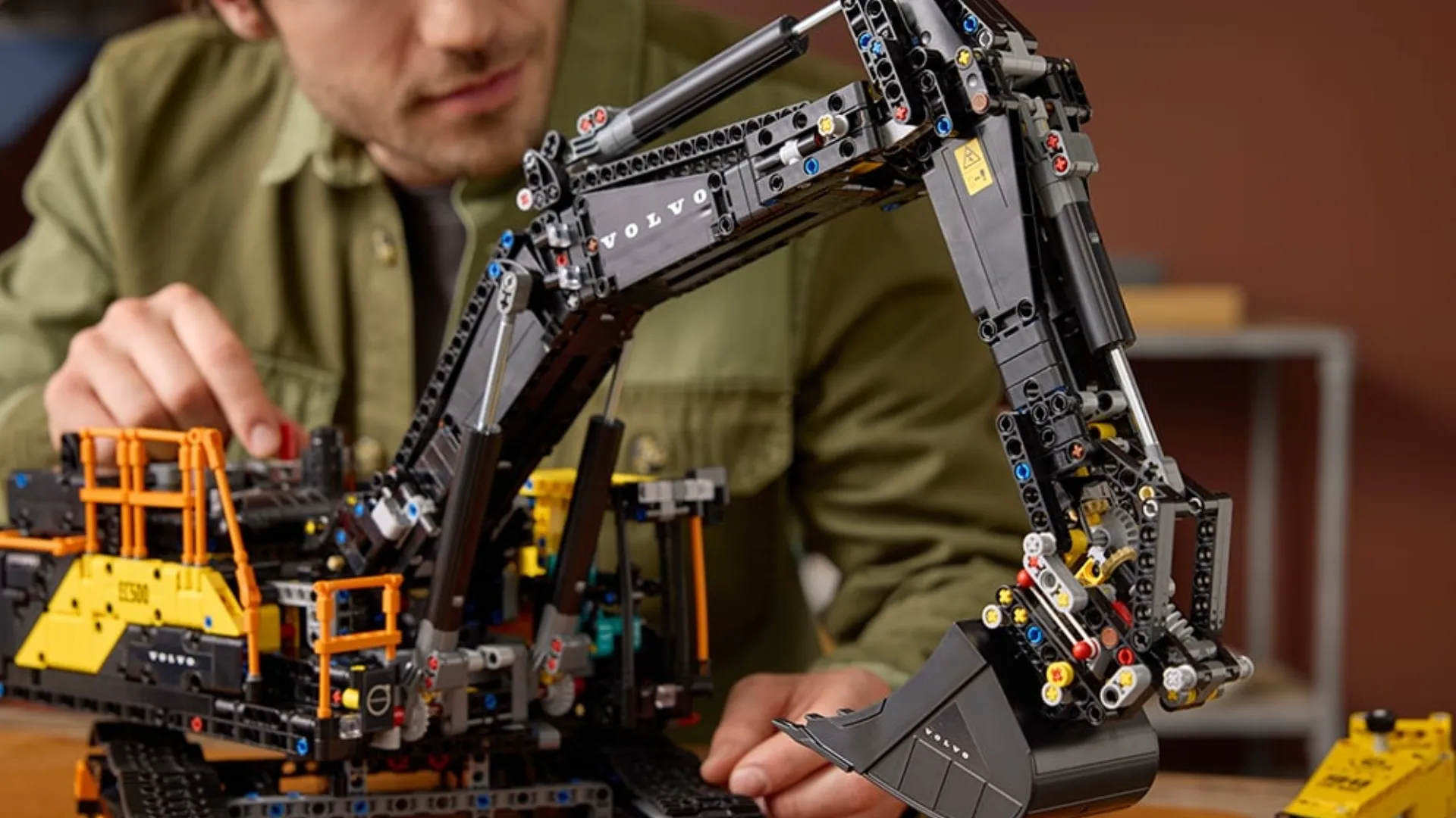 Конструктор LEGO Technic Volvo EC500 Hybrid Excavator (42215)