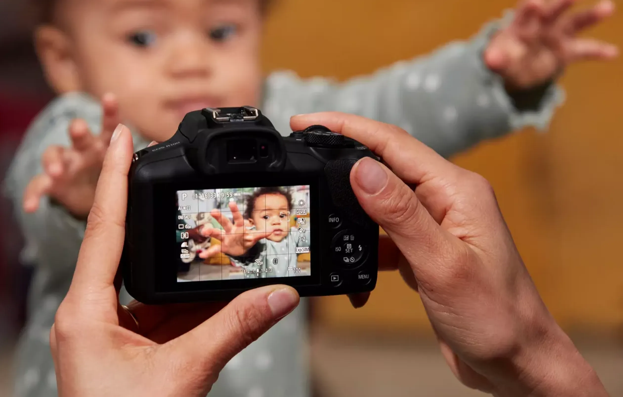 Цифровой фотоаппарат Canon EOS R100 kit 18-45mm IS STM (6052C013) (Standard)