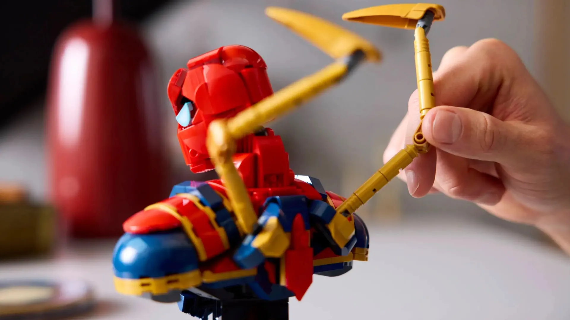 Конструктор LEGO Marvel Iron Spider-Man Bust (76326)