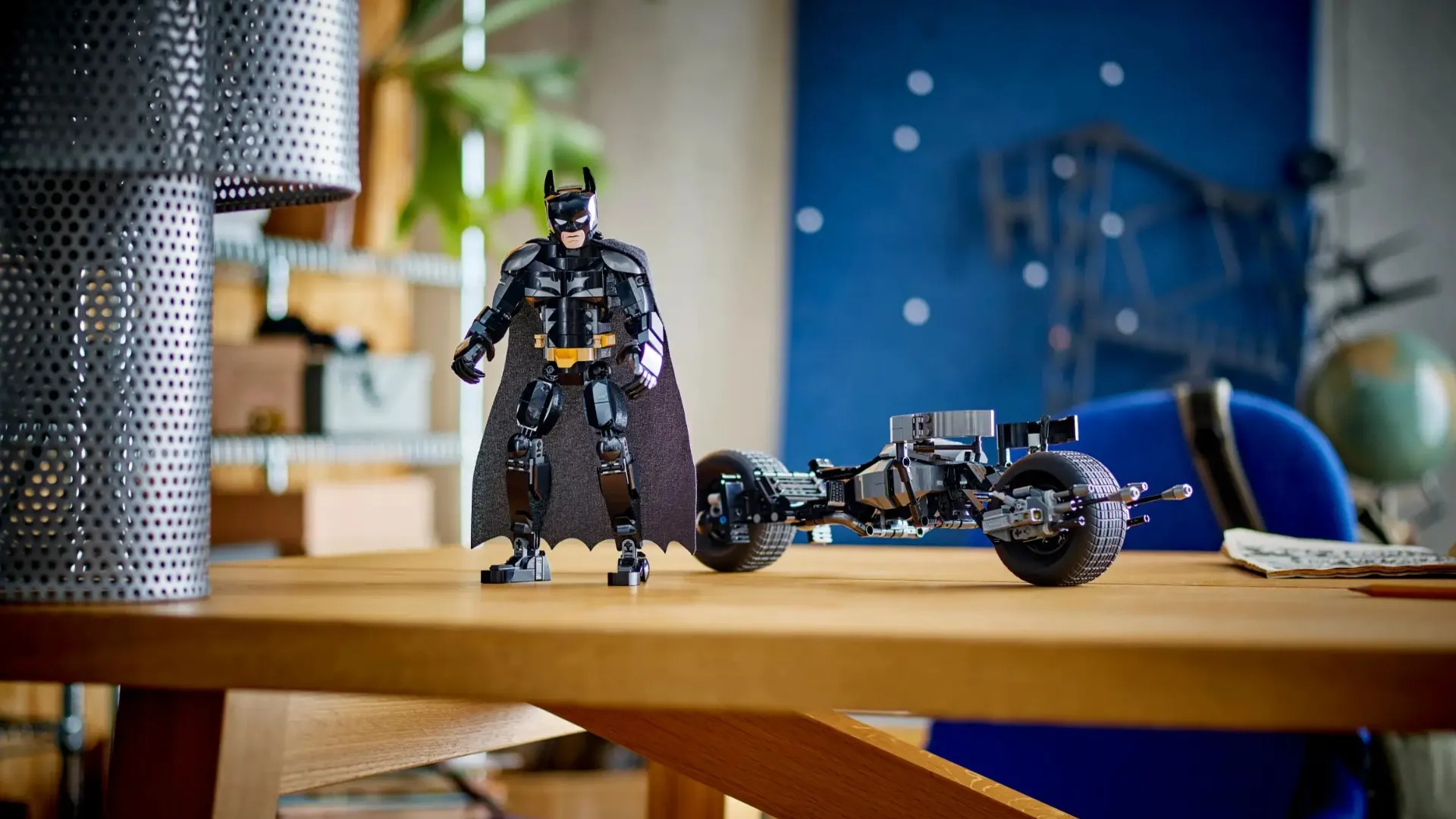 Конструктор LEGO Batman Фигурка Бэтмена для сборки и бэтцикл (76273