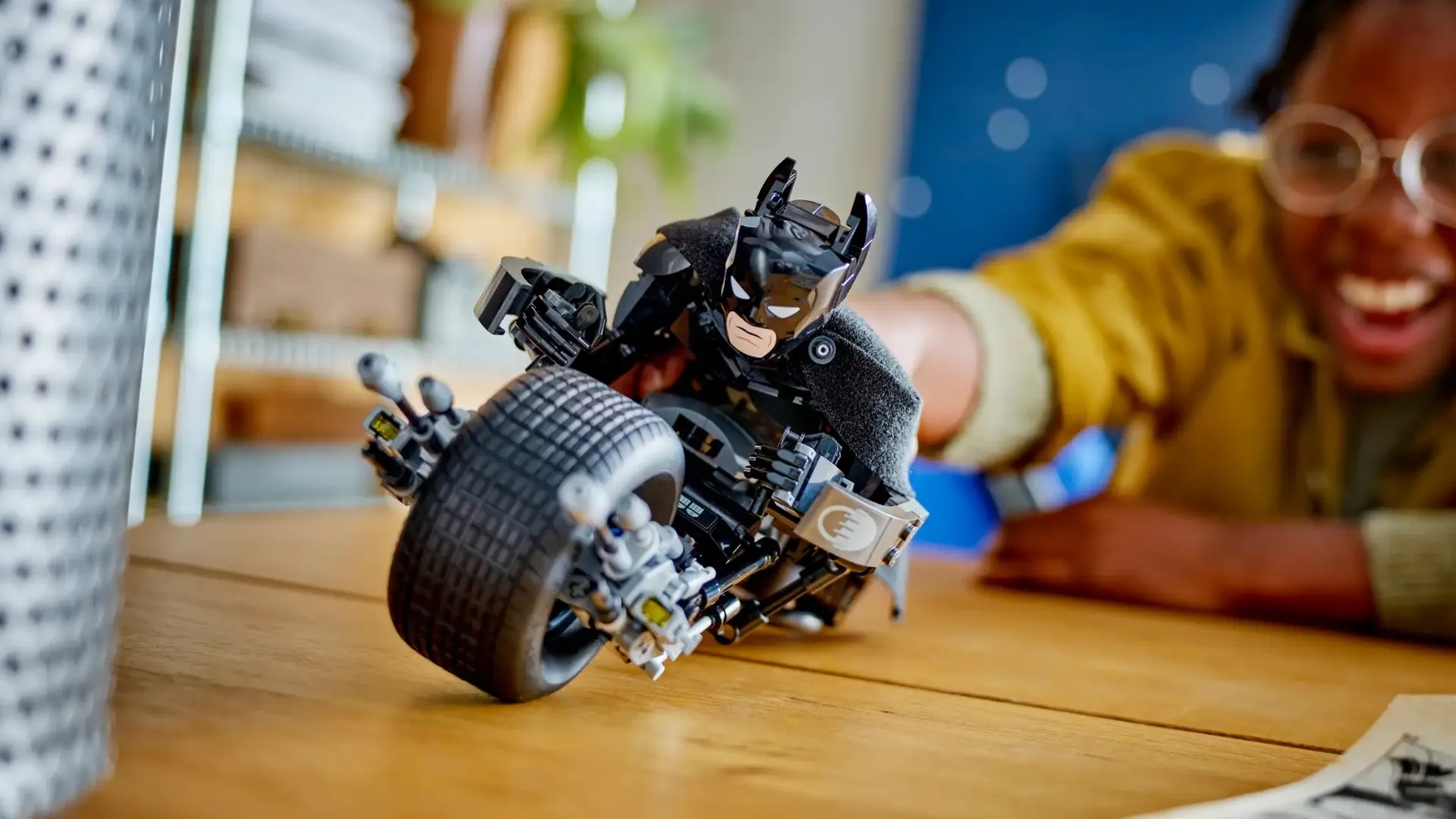 Конструктор LEGO Batman Фигурка Бэтмена для сборки и бэтцикл (76273