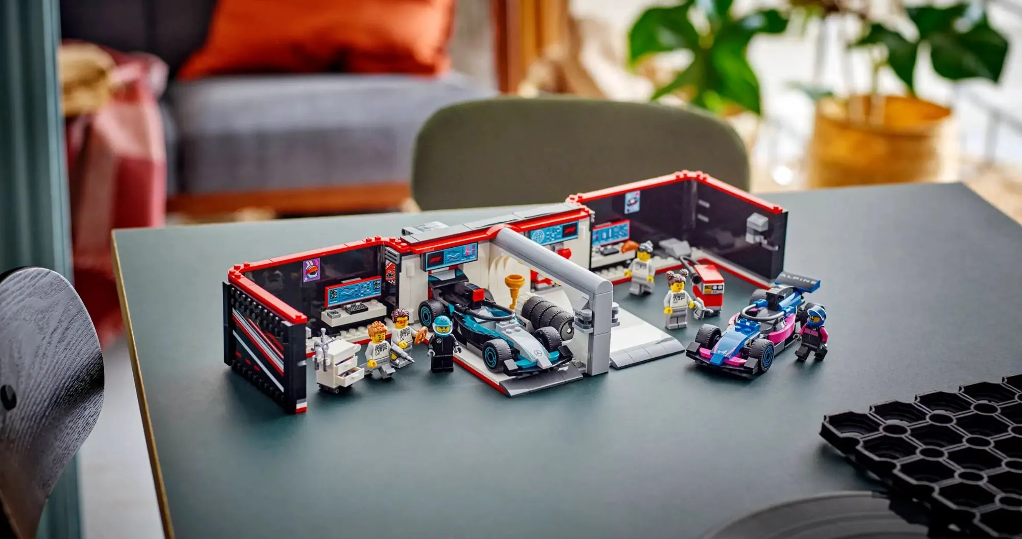 Конструктор LEGO City F1 Garage / Mercedes-AMG / Alpine Cars (60444)