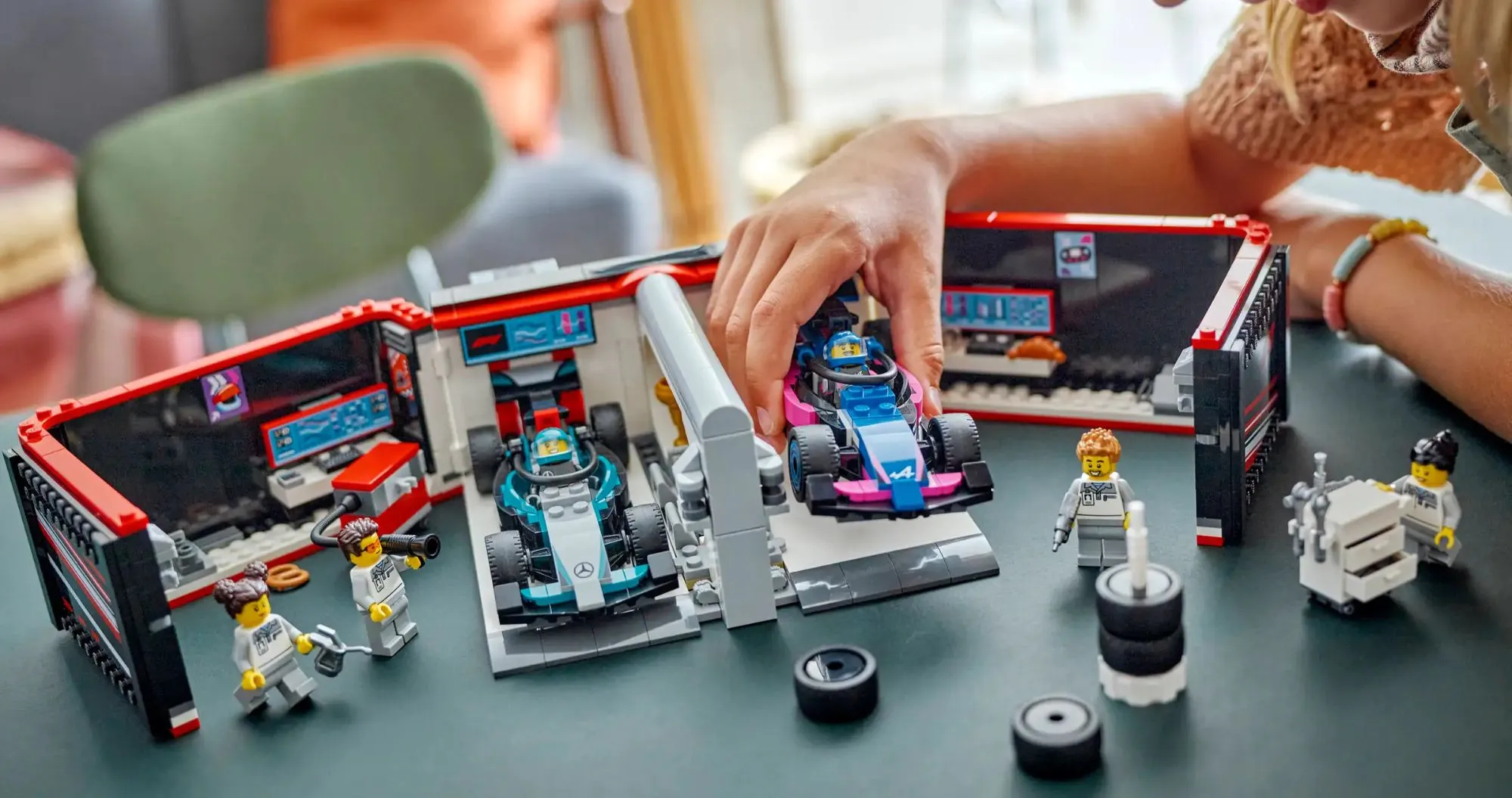 Конструктор LEGO City F1 Garage / Mercedes-AMG / Alpine Cars (60444)