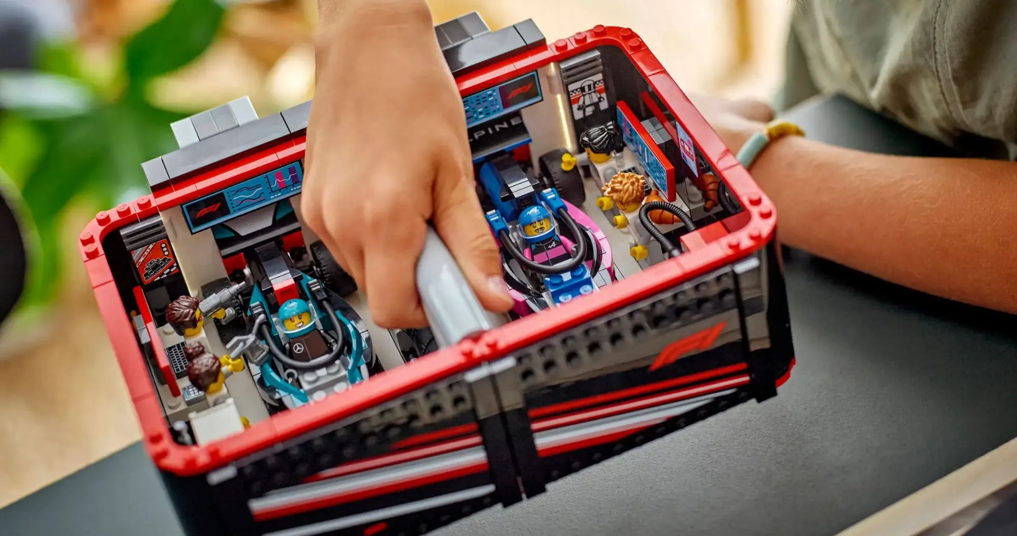 Конструктор LEGO City F1 Garage / Mercedes-AMG / Alpine Cars (60444)