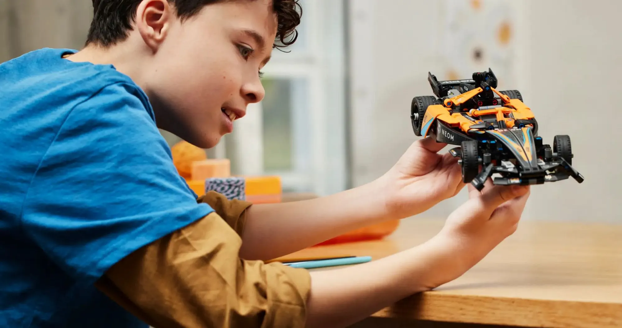 Конструктор LEGO Technic Автомобиль для гонок NEOM McLaren Formula E (42169)