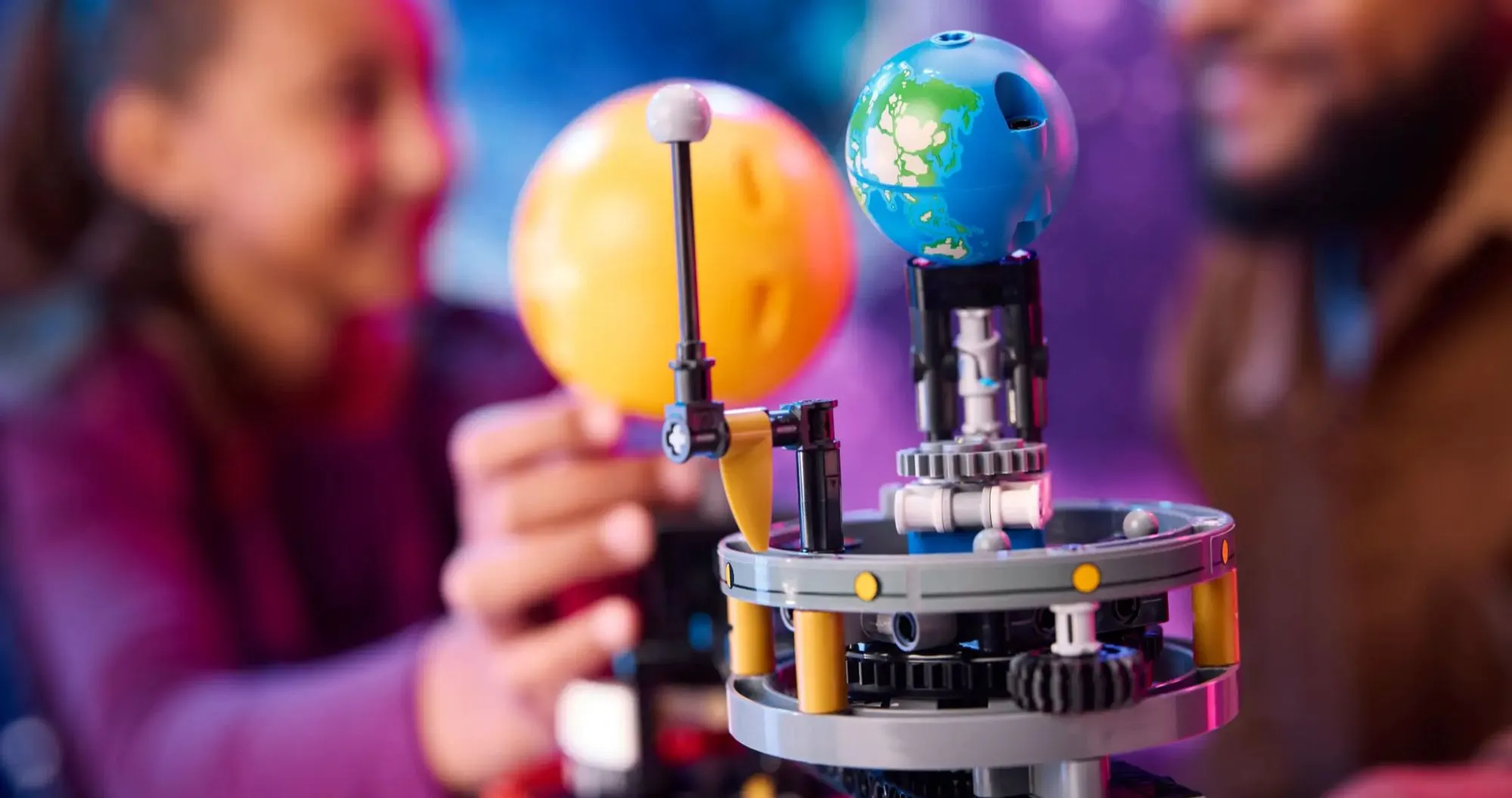 Конструктор LEGO Technic Planet Earth and Moon in Orbit (42179)