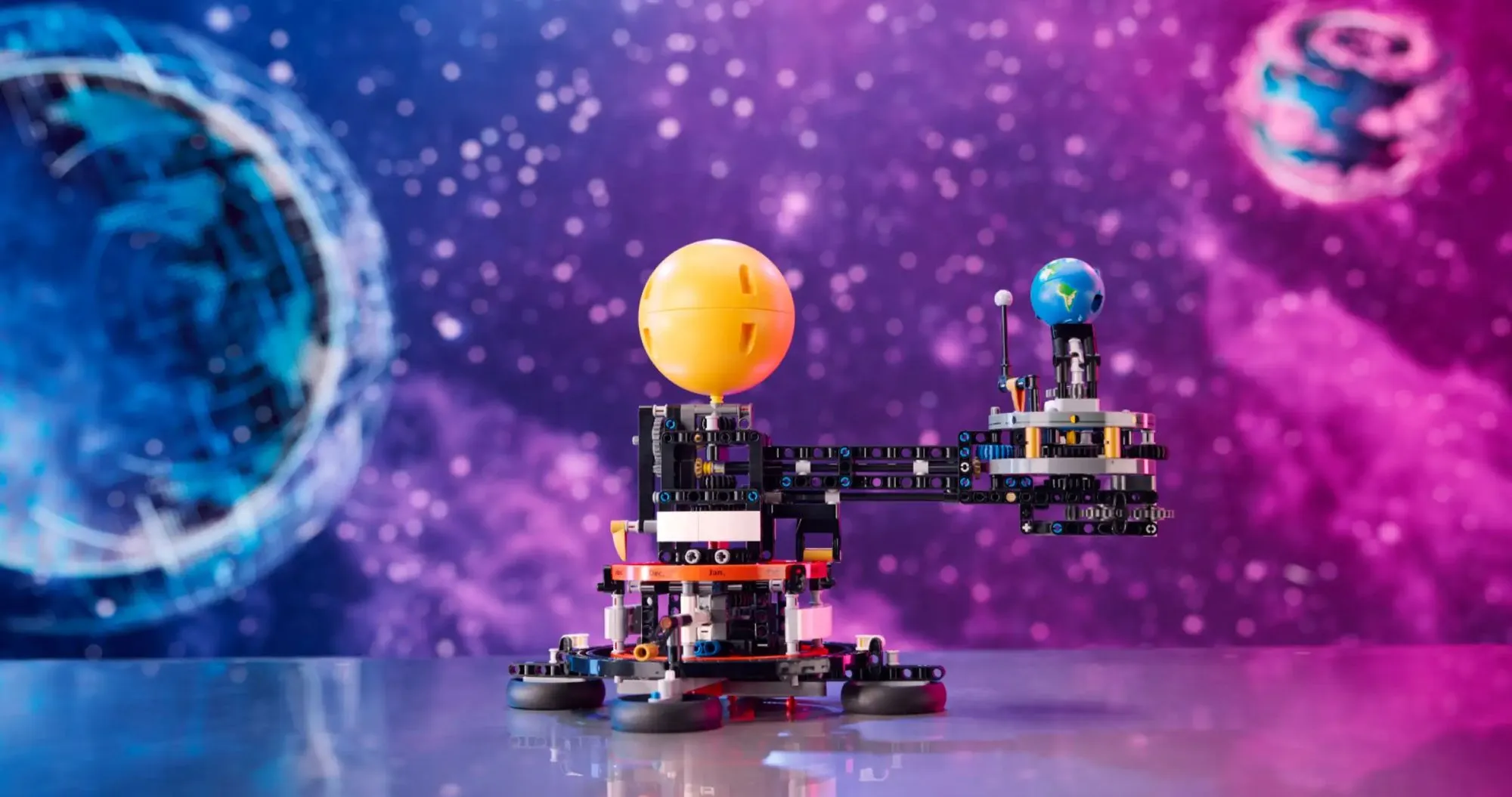 Конструктор LEGO Technic Planet Earth and Moon in Orbit (42179)
