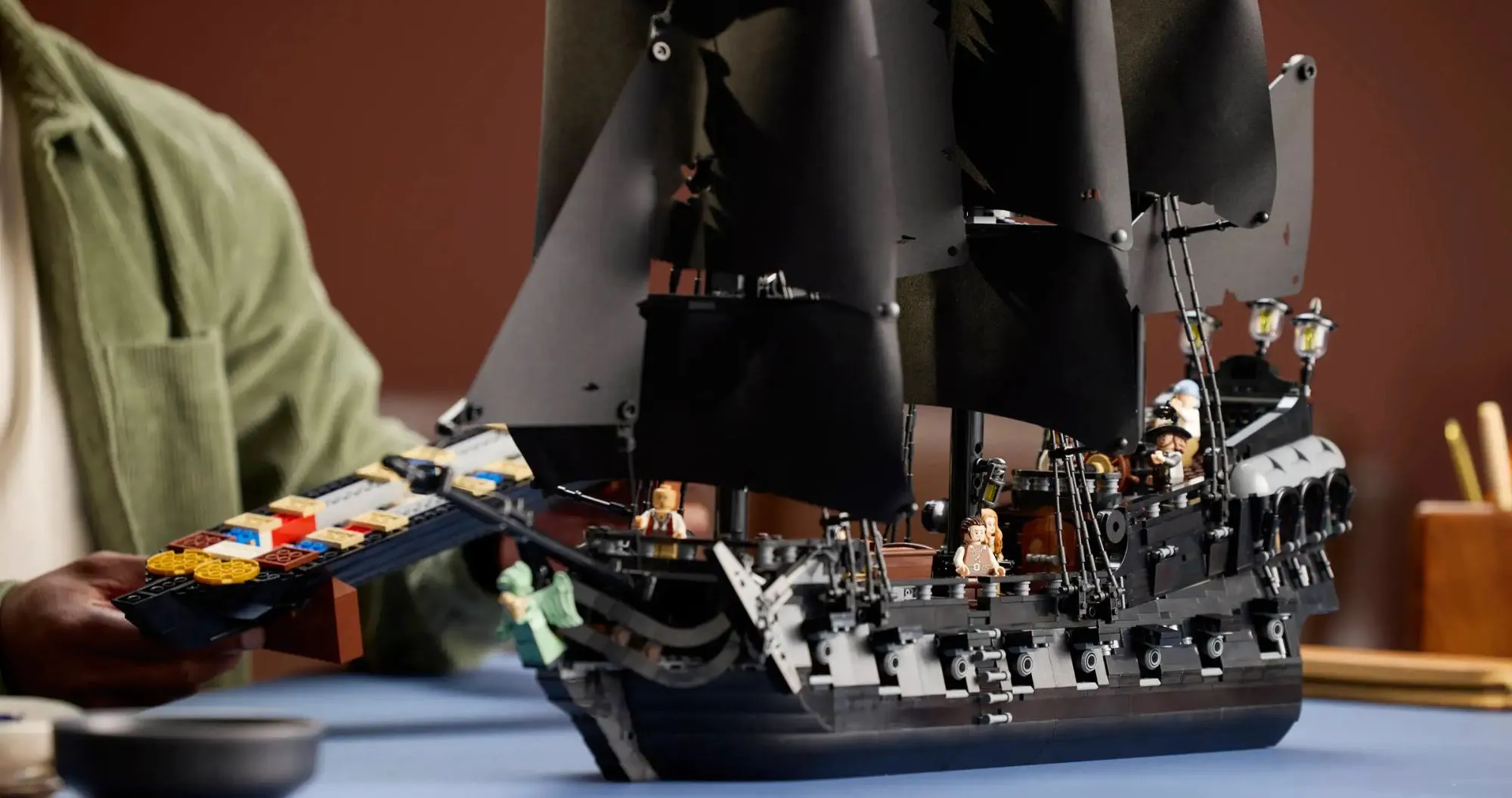 Конструктор LEGO Icons Captain Jack Sparrow's Pirate Ship (10365)