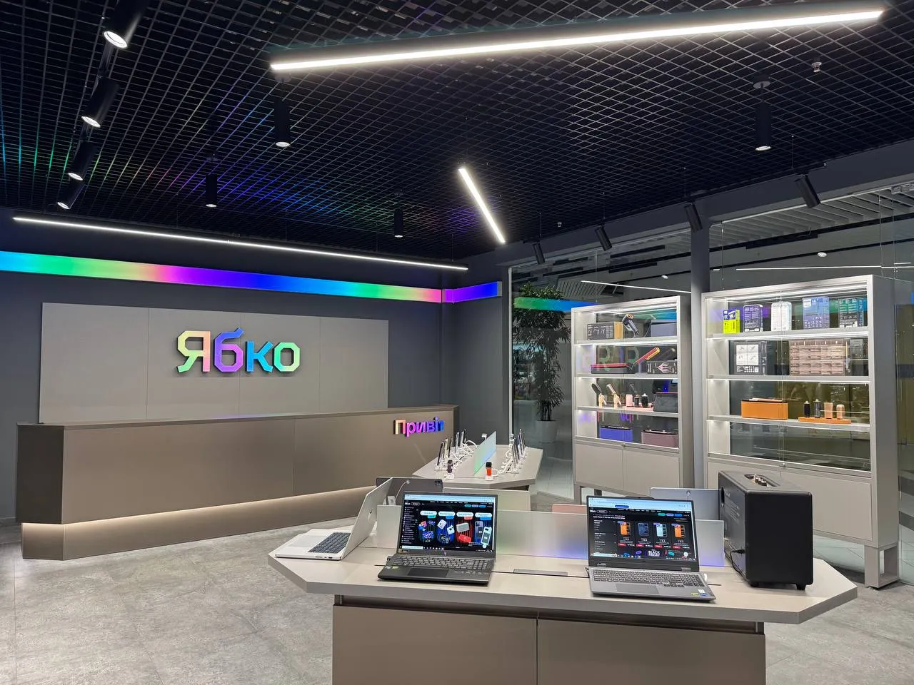 Ябко в ТРЦ Караван Outlet