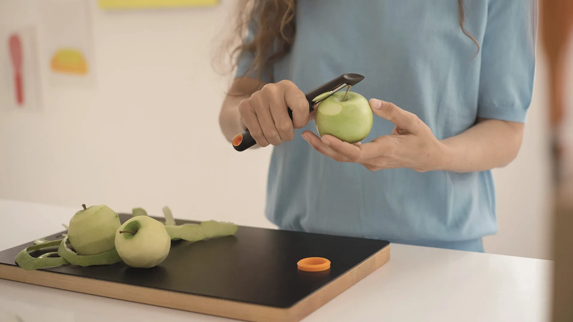 Овощечистка вертикальная Fiskars Functional Form нержавеющая сталь