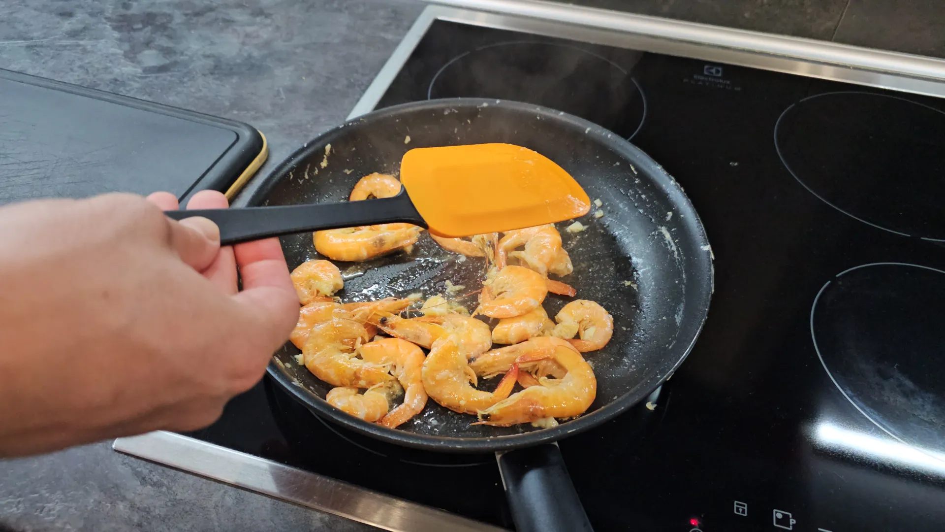 Лопатка кухонна Fiskars Essential 27см пластик/силікон