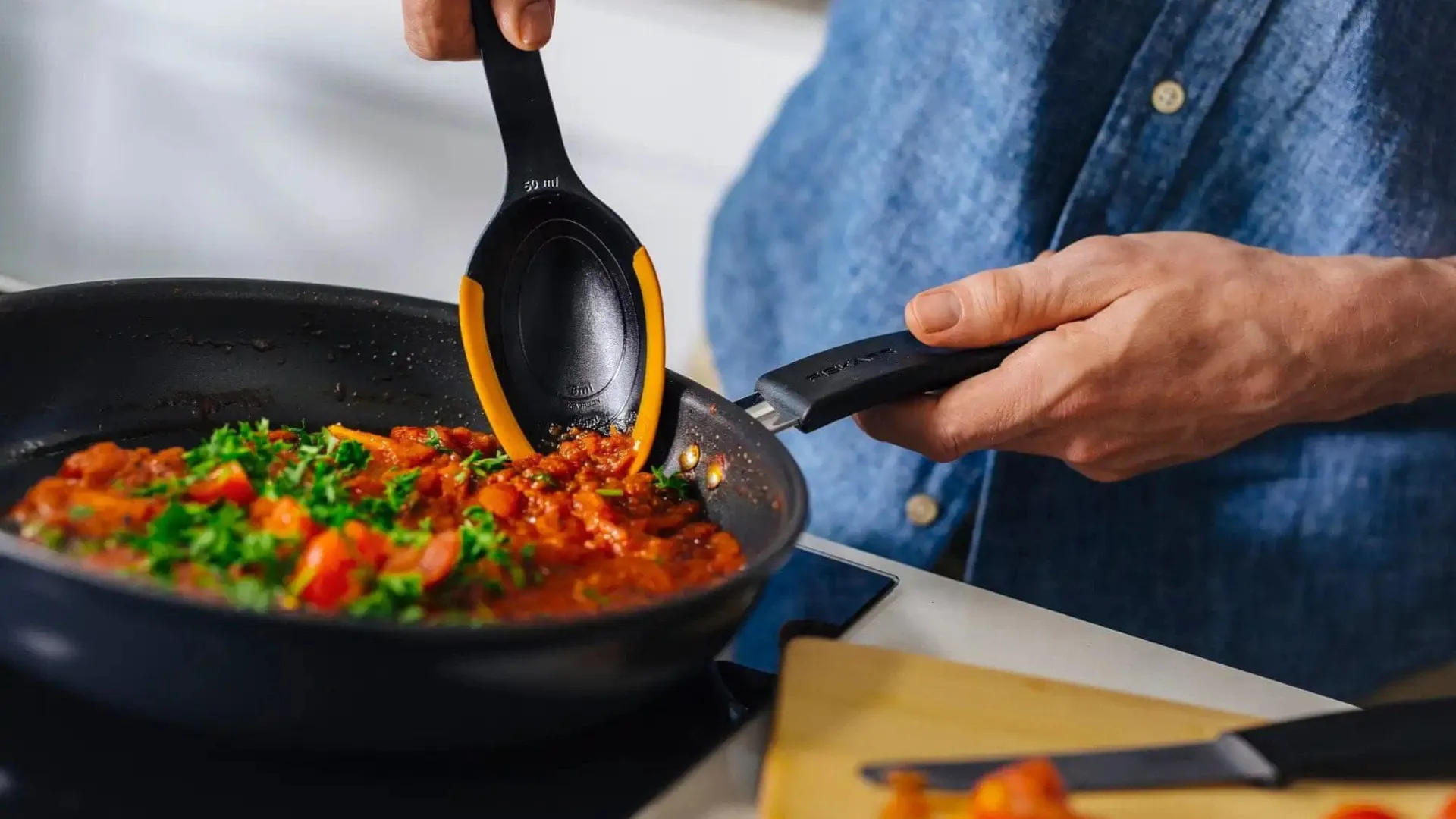 Ложка кухонна Fiskars Functional Form 29см пластик/силікон