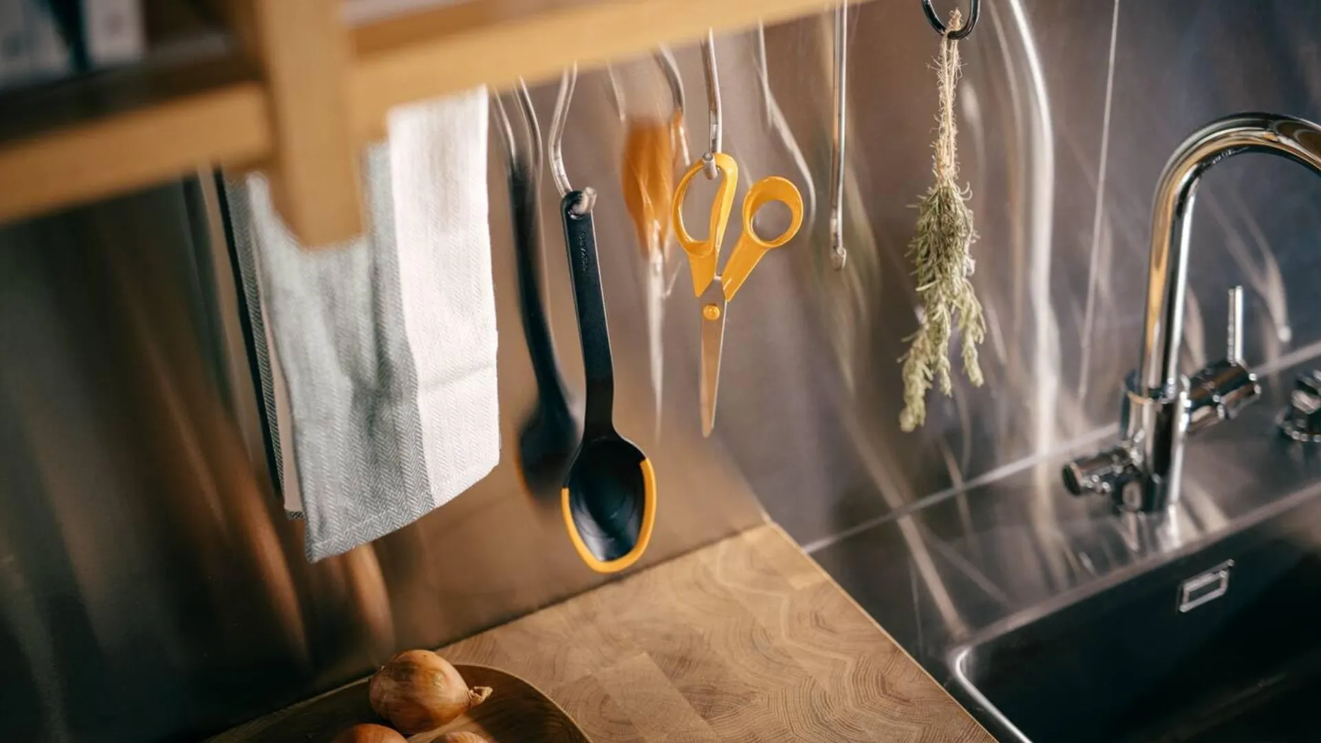 Ложка кухонна Fiskars Functional Form 29см пластик/силікон