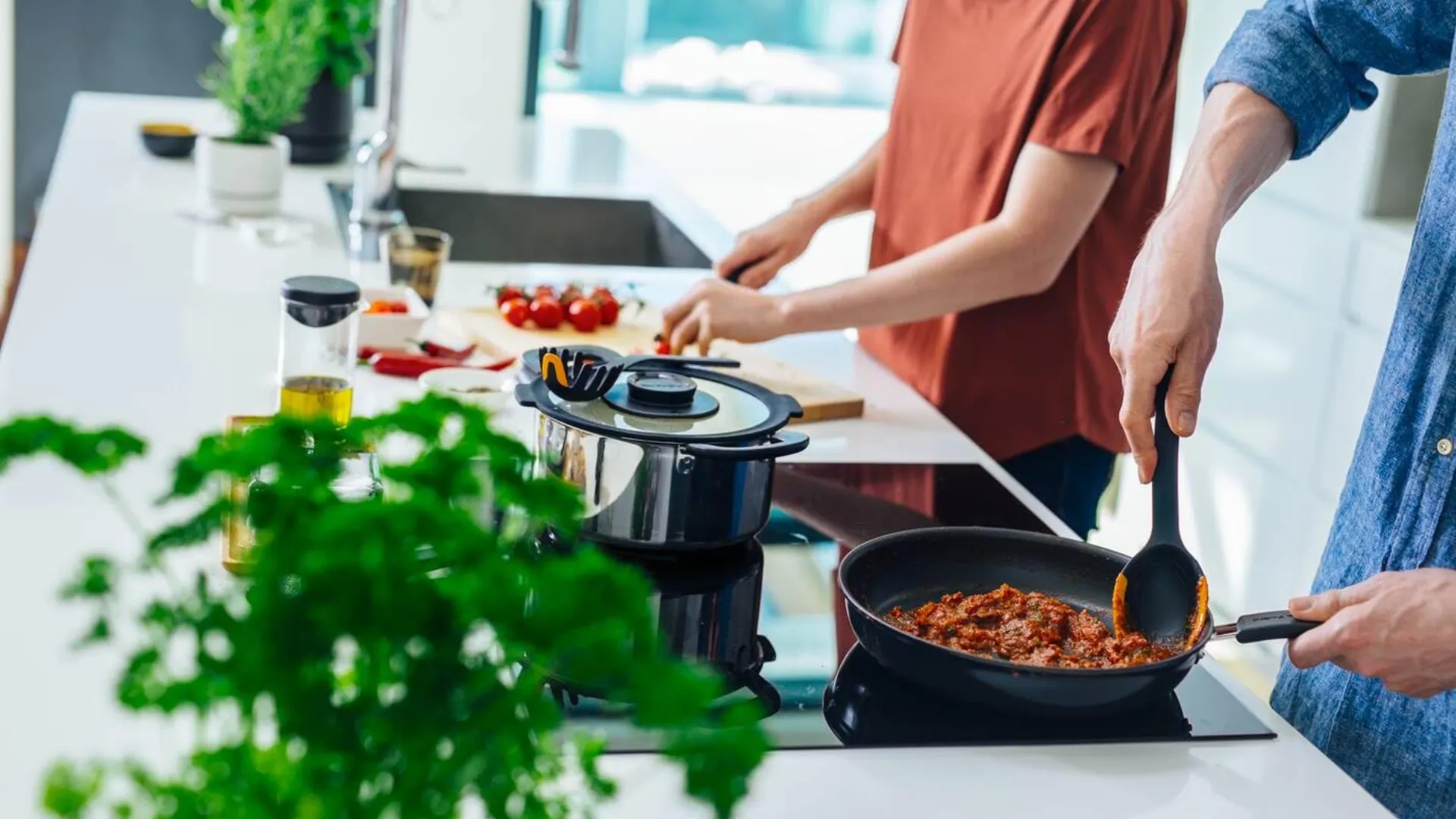 Ложка кухонна Fiskars Functional Form 29см пластик/силікон