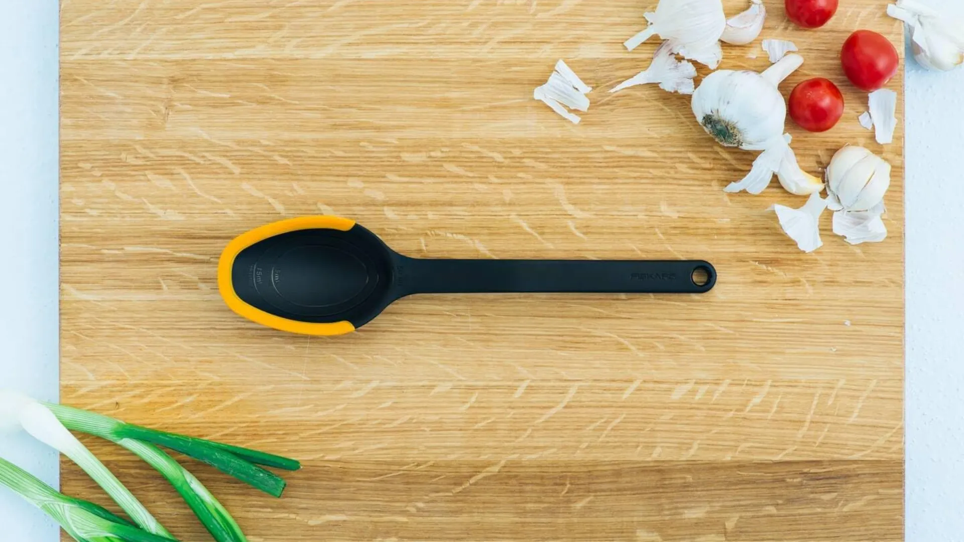 Ложка кухонна Fiskars Functional Form 29см пластик/силікон