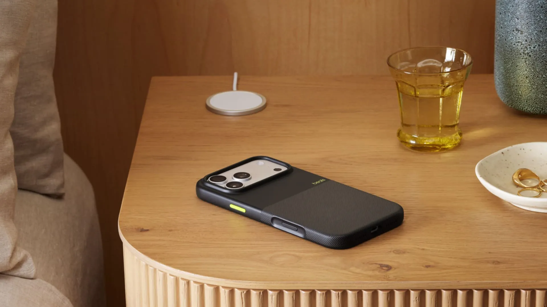 Чехол Beats Rugged with MagSafe для iPhone 17 (Sierra Orange)