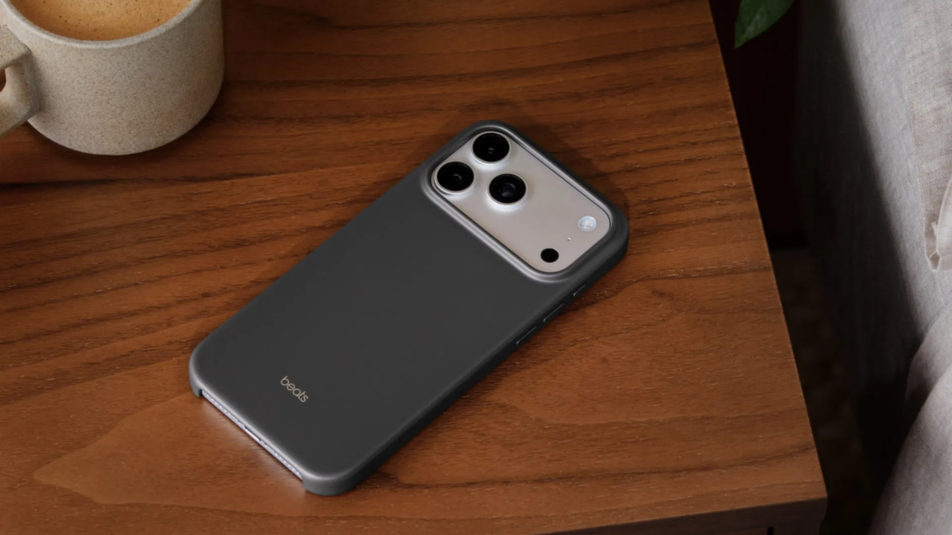 Чехол Beats with MagSafe для iPhone 17 Pro Max (Lime Stone)