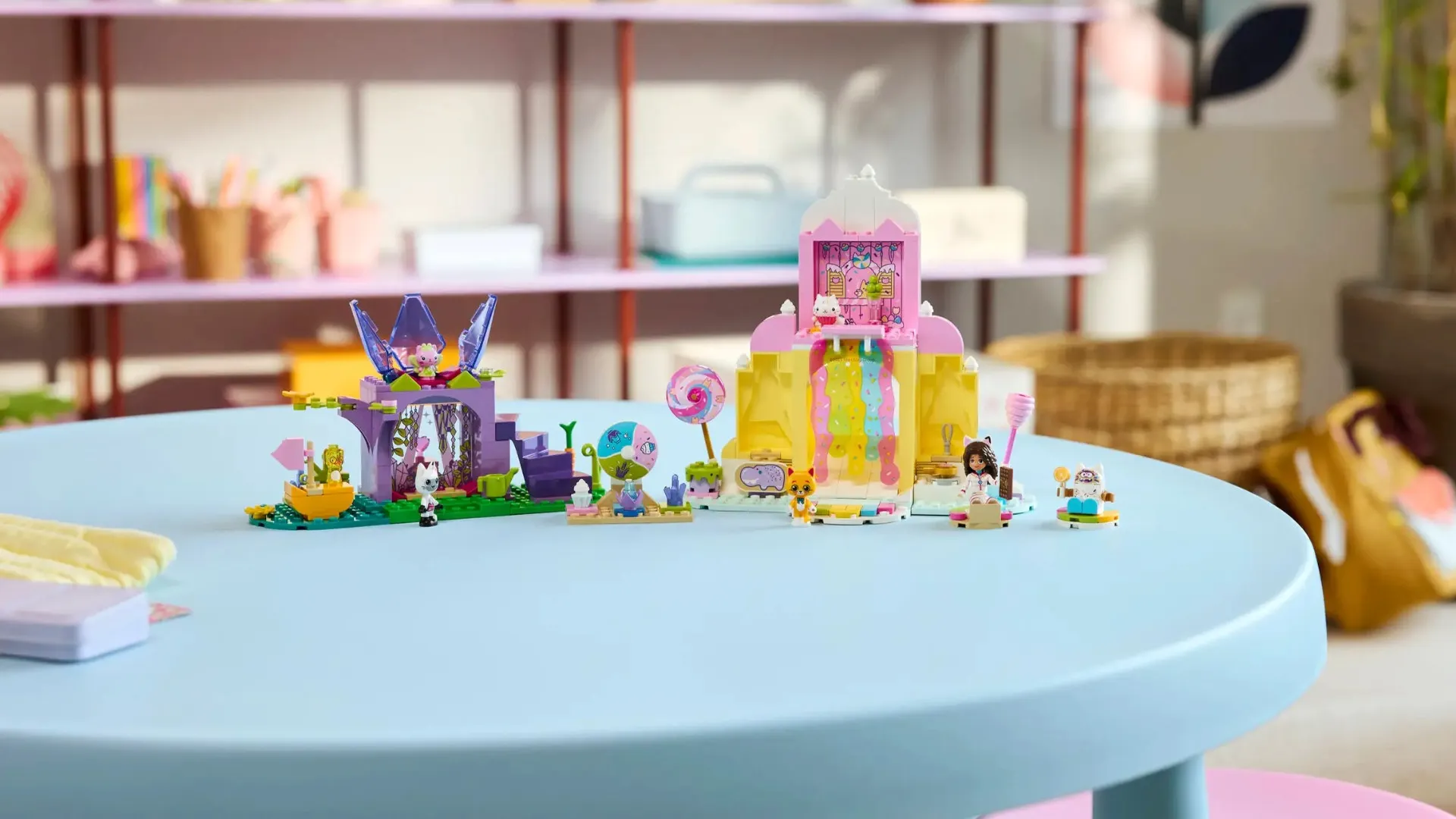 Конструктор LEGO Gabby's Dollhouse Гора сладостей и сад Китти (11205)
