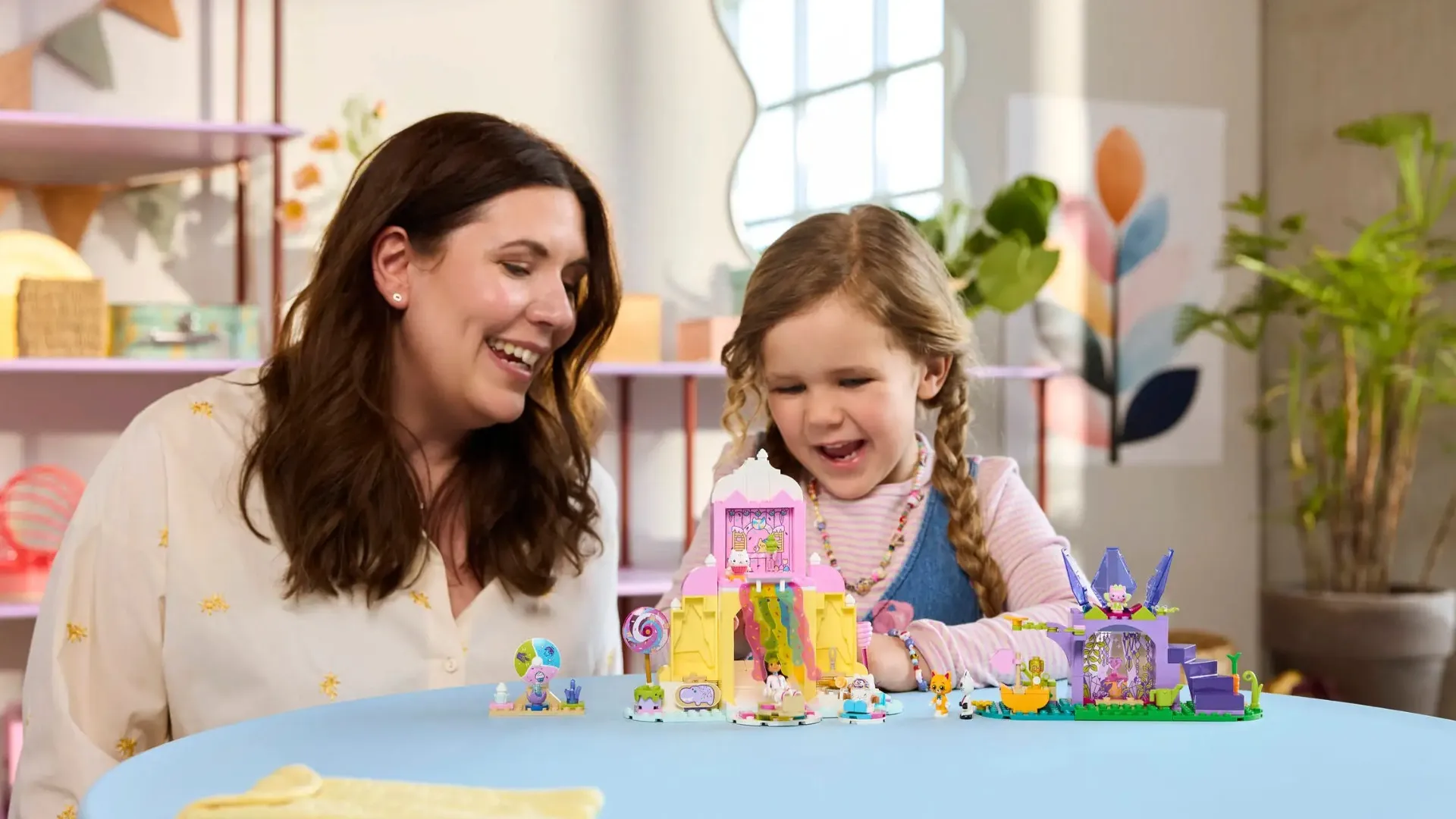 Конструктор LEGO Gabby's Dollhouse Гора сладостей и сад Китти (11205)