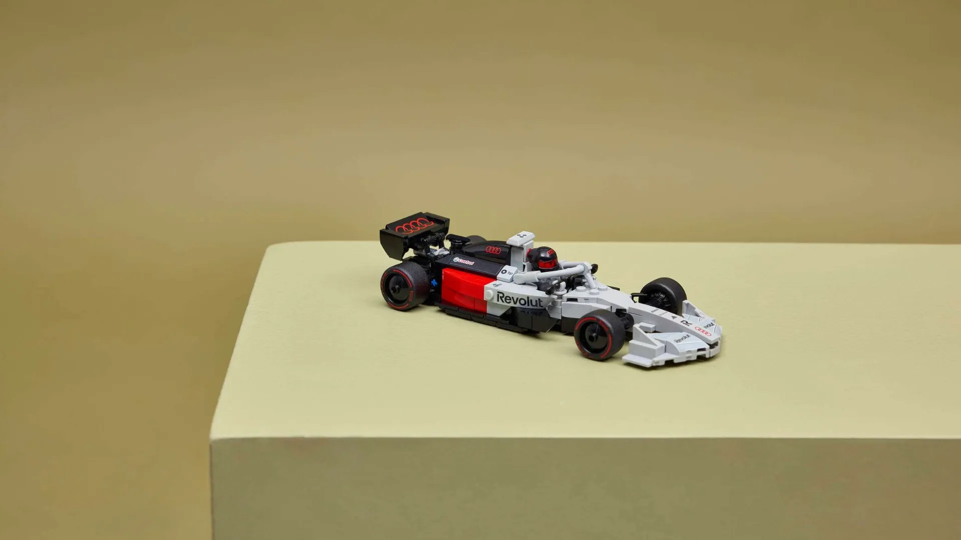 Конструктор LEGO Speed ​​Champions Гоночный автомобиль Audi Revolut F1 Team R26 (77259)