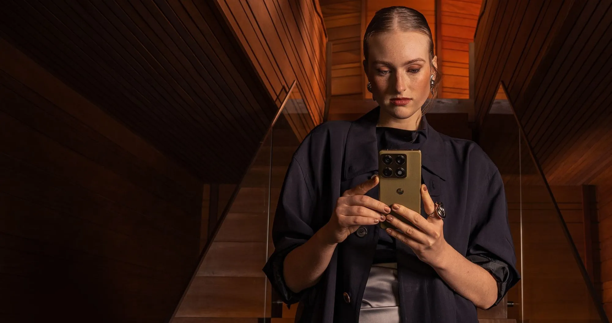 Moto Signature 16/512GB (Pantone Carbon)