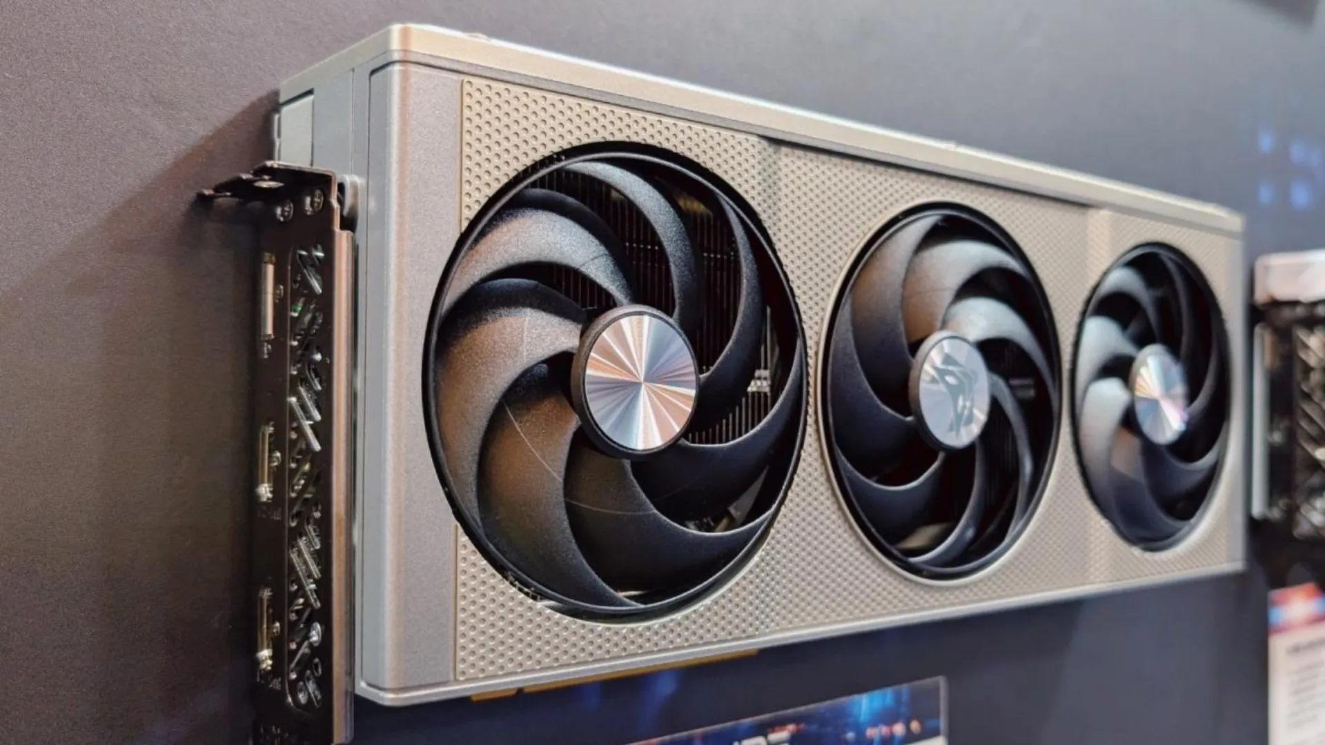 Відеокарта Sapphire Radeon RX 9060 XT Nitro+ Gaming OC 16GB (11350-01-20G)