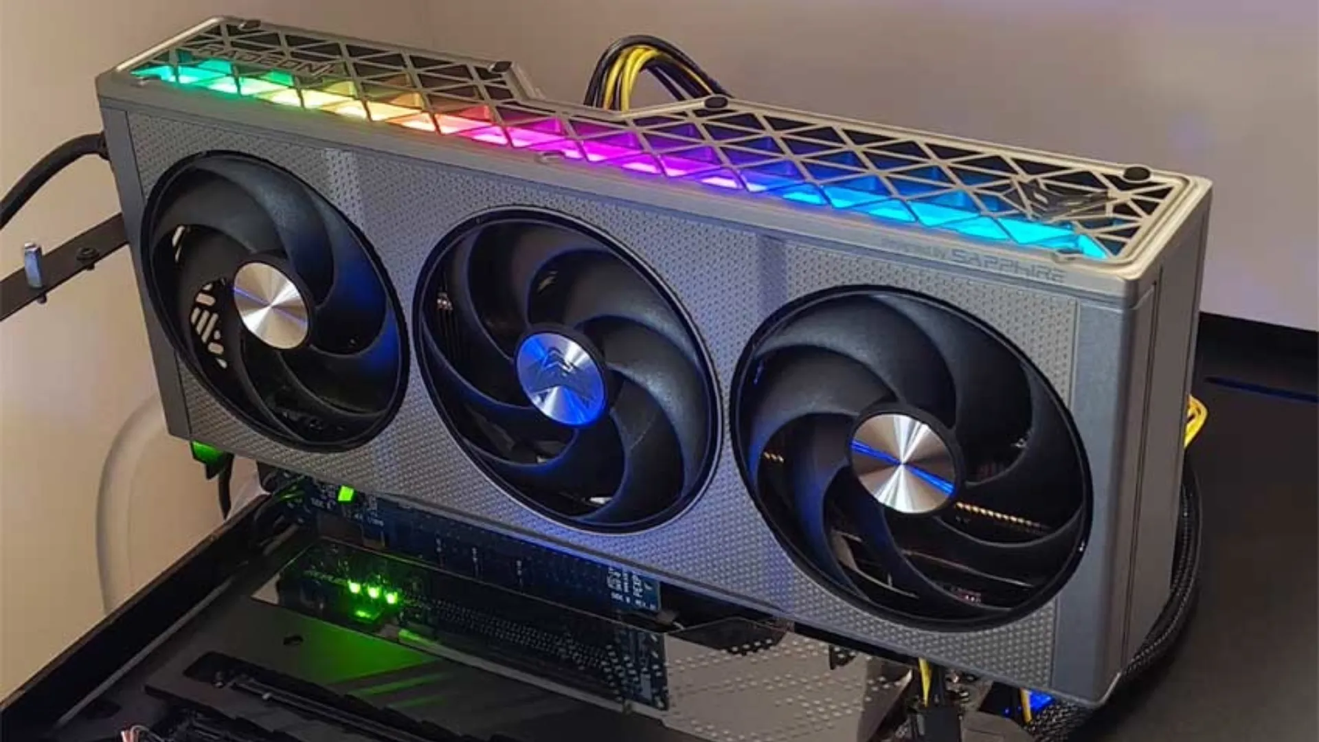 Відеокарта Sapphire Radeon RX 9060 XT Nitro+ Gaming OC 16GB (11350-01-20G)