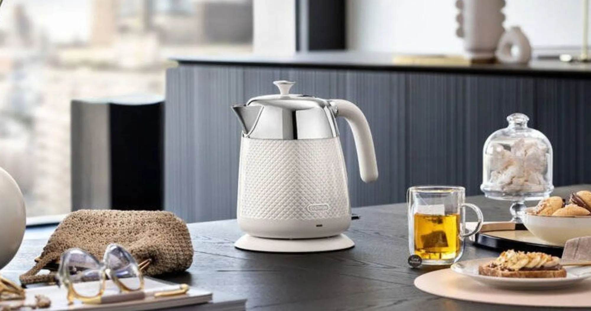 Электрочайник DeLonghi KBL 2001 W (Luminosa)