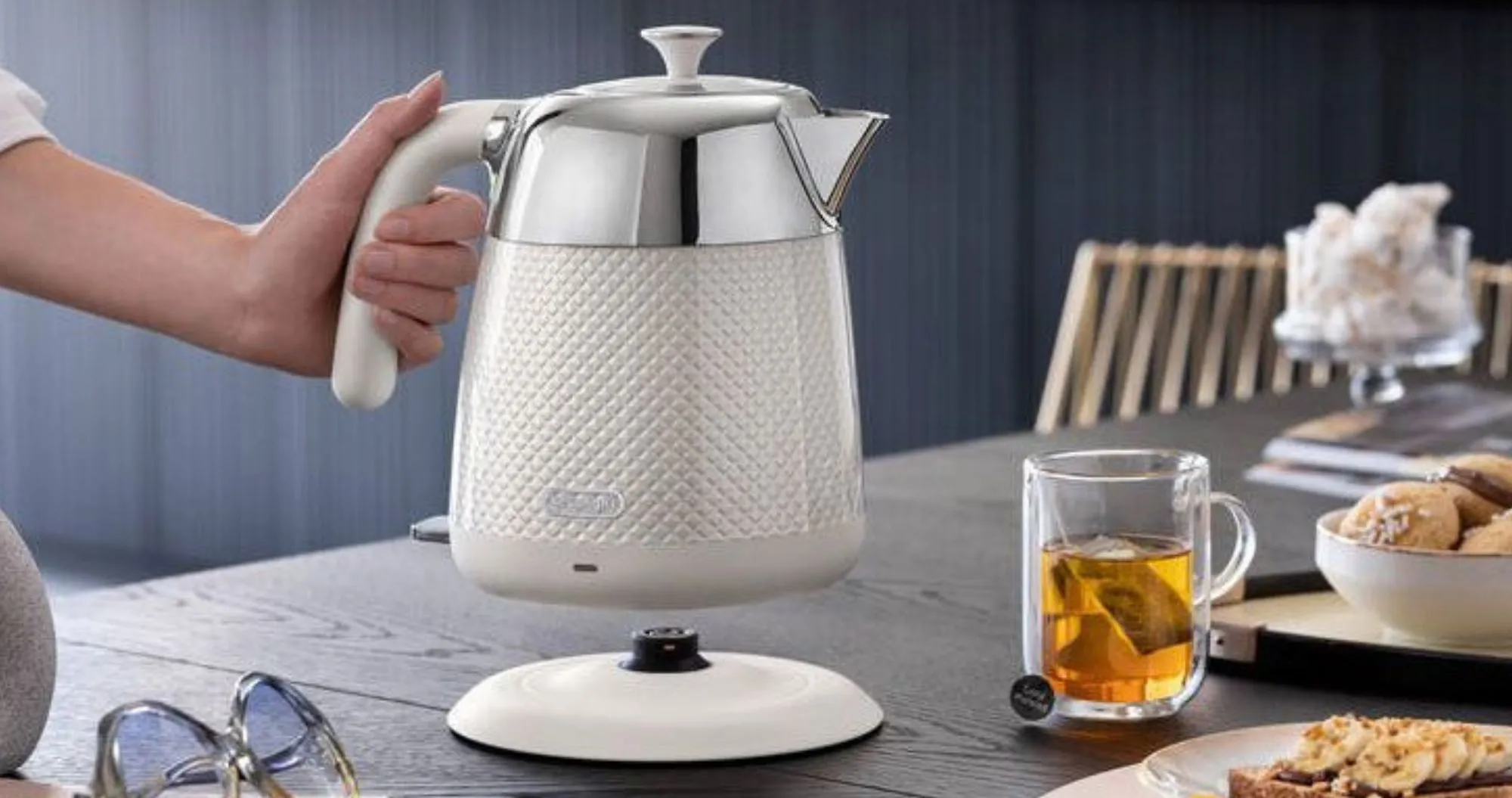 Электрочайник DeLonghi KBL 2001 W (Luminosa)