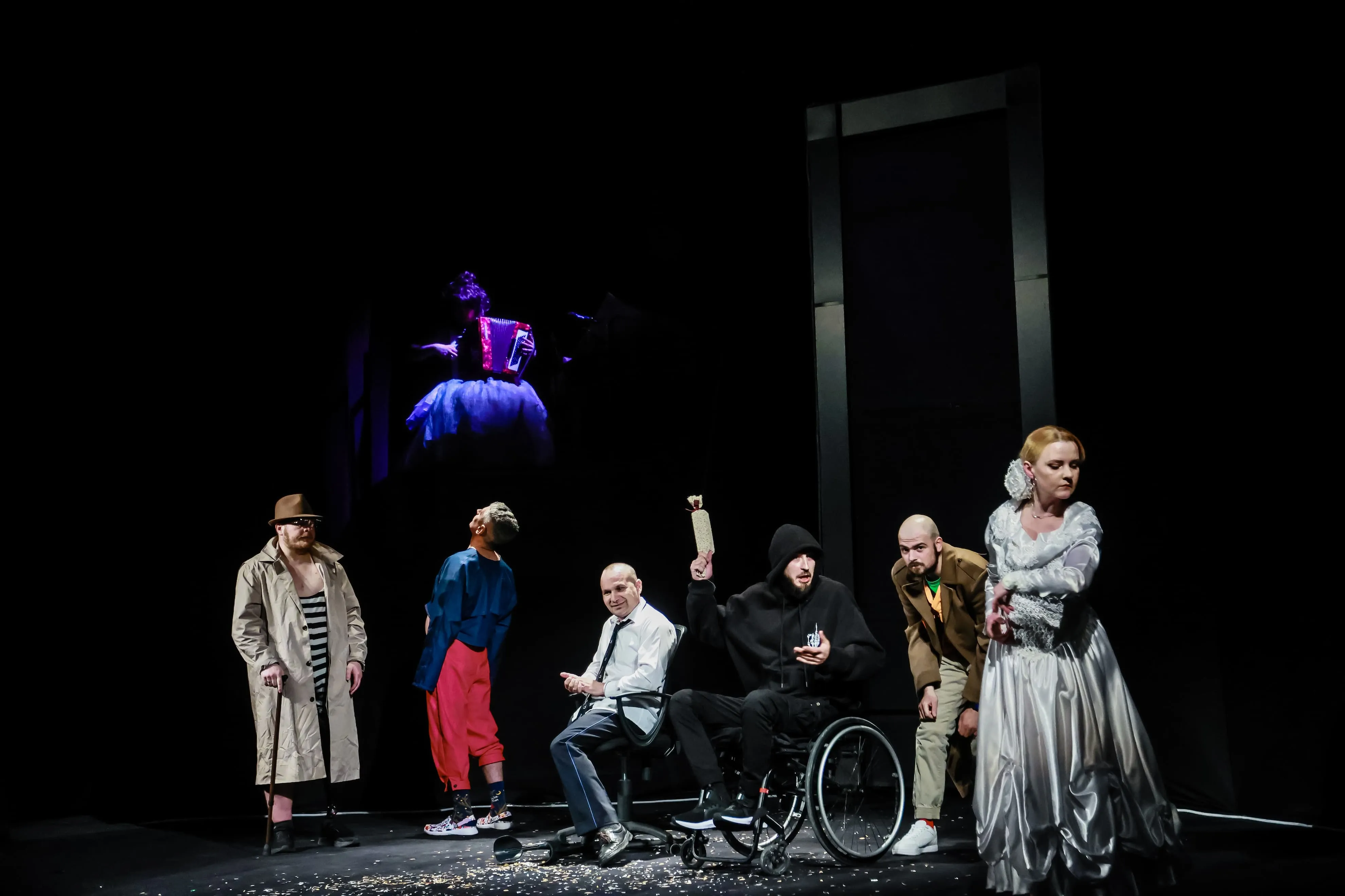 От реабилитации до сцены: сеть Ябко поддержала создание спектакля ветеранов «Директор лифта»