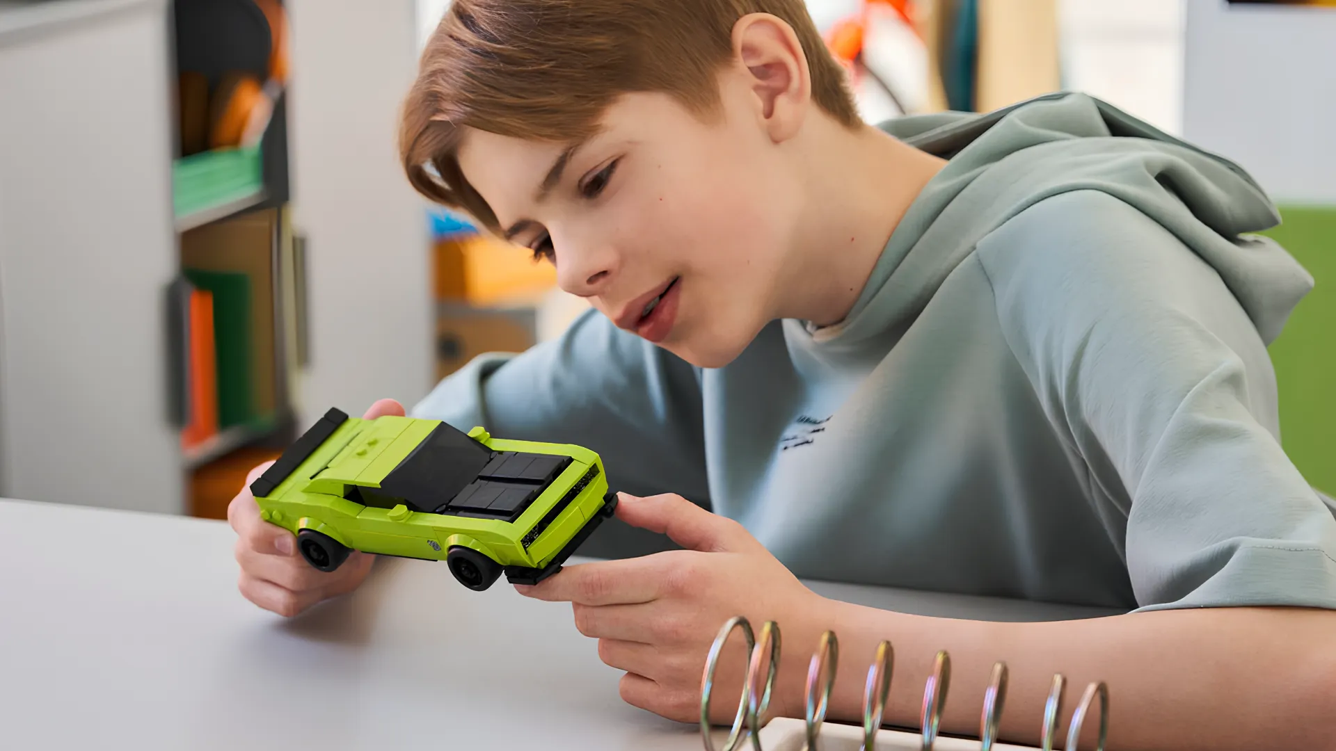 Конструктор LEGO Speed Champions Спортивный автомобиль Dodge Challenger SRT Hellcat (77237)